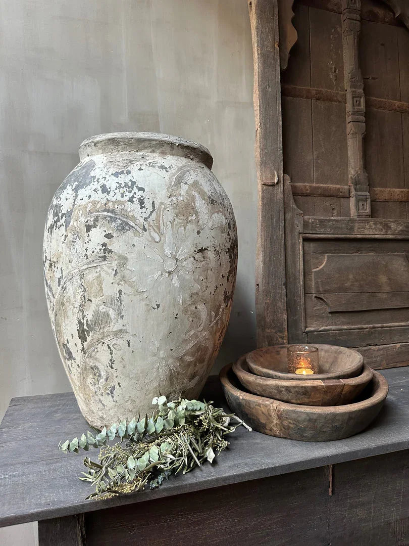 Authentieke handgemaakte landelijke vaas, houten schalen en droogbloemen op tafel, My Sober Home