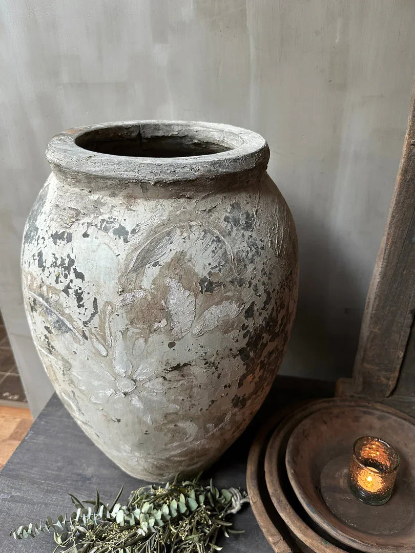Grote, handgemaakte landelijke vaas met verweerd patroon, naast houten schalen en kaars bij My Sober Home.