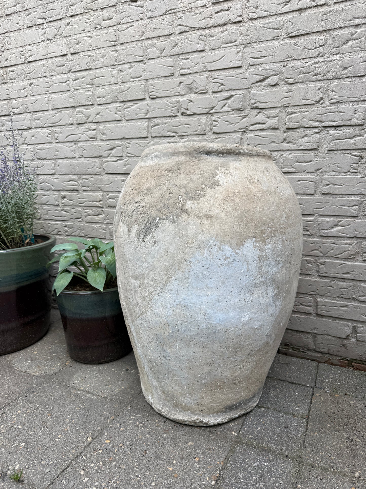 Oude Indiase stenen kruik 67 cm hoog en 52 cm breed