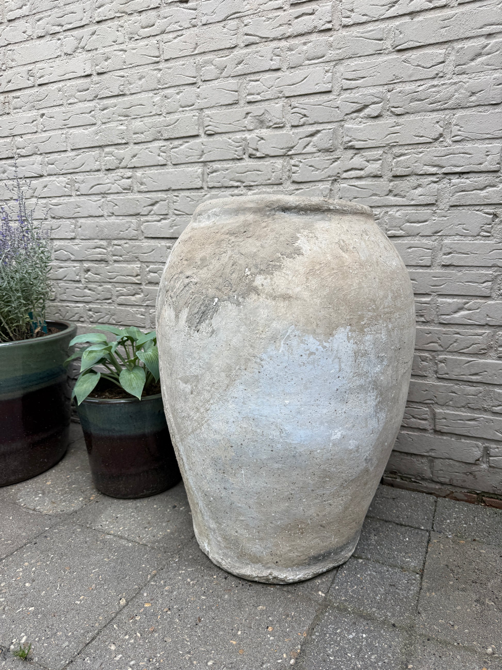 Oude Indiase stenen kruik 67 cm hoog en 52 cm breed