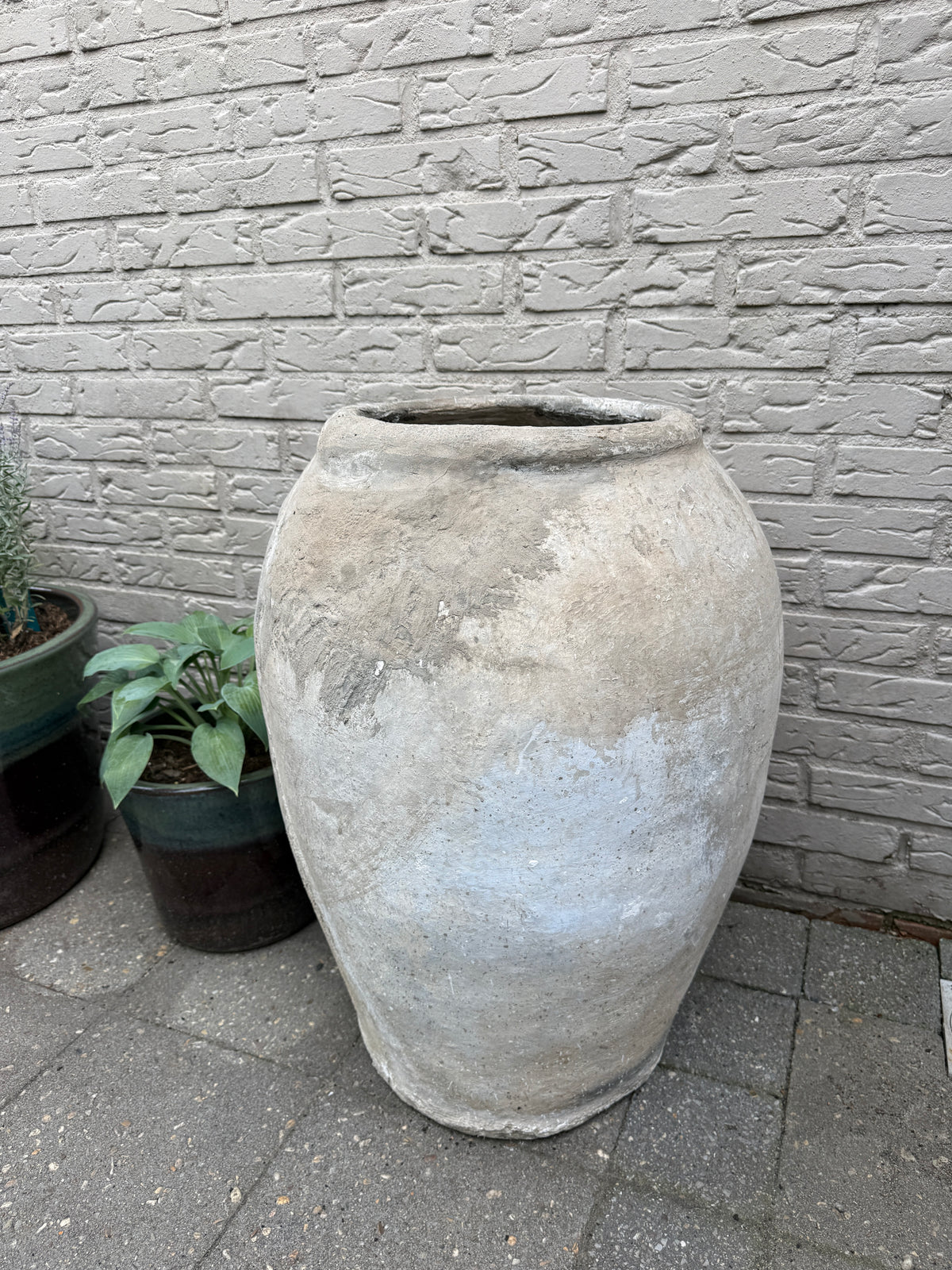 Oude Indiase stenen kruik 67 cm hoog en 52 cm breed