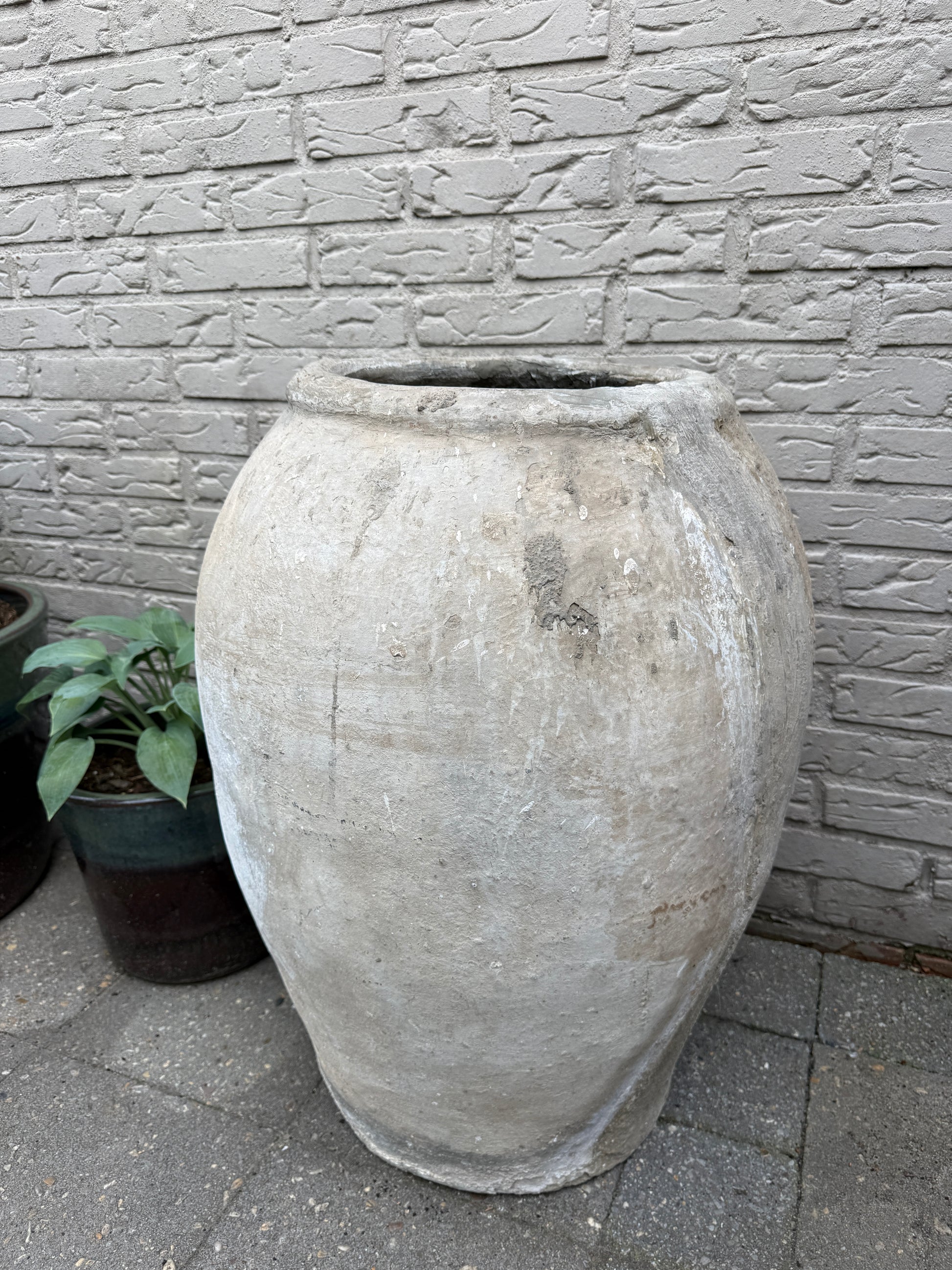 Oude Indiase stenen kruik 67 cm hoog en 52 cm breed
