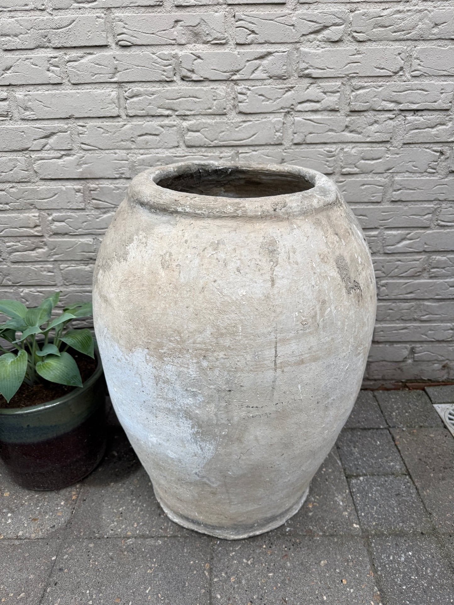 Oude Indiase stenen kruik 67 cm hoog en 52 cm breed