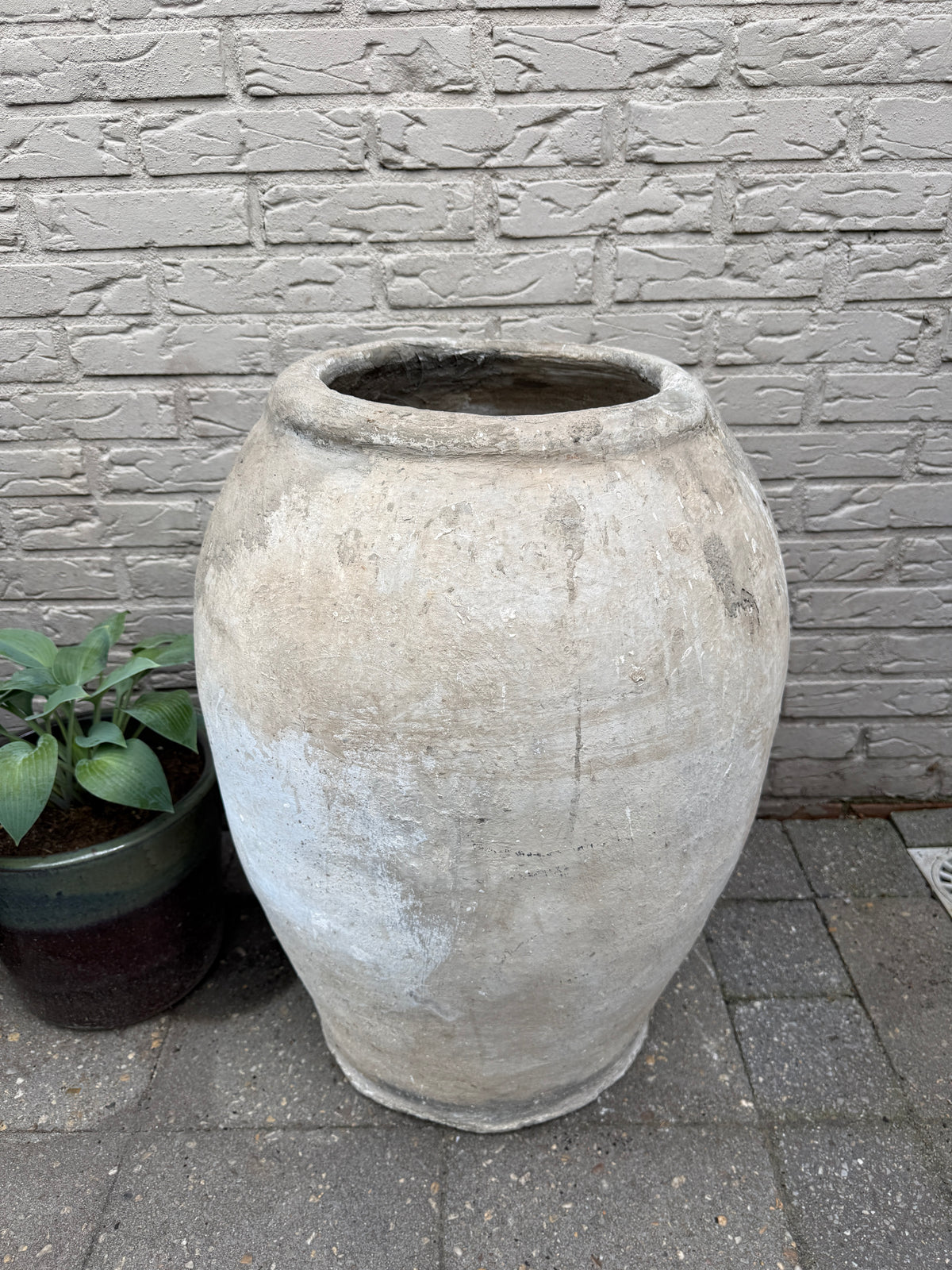 Oude Indiase stenen kruik 67 cm hoog en 52 cm breed