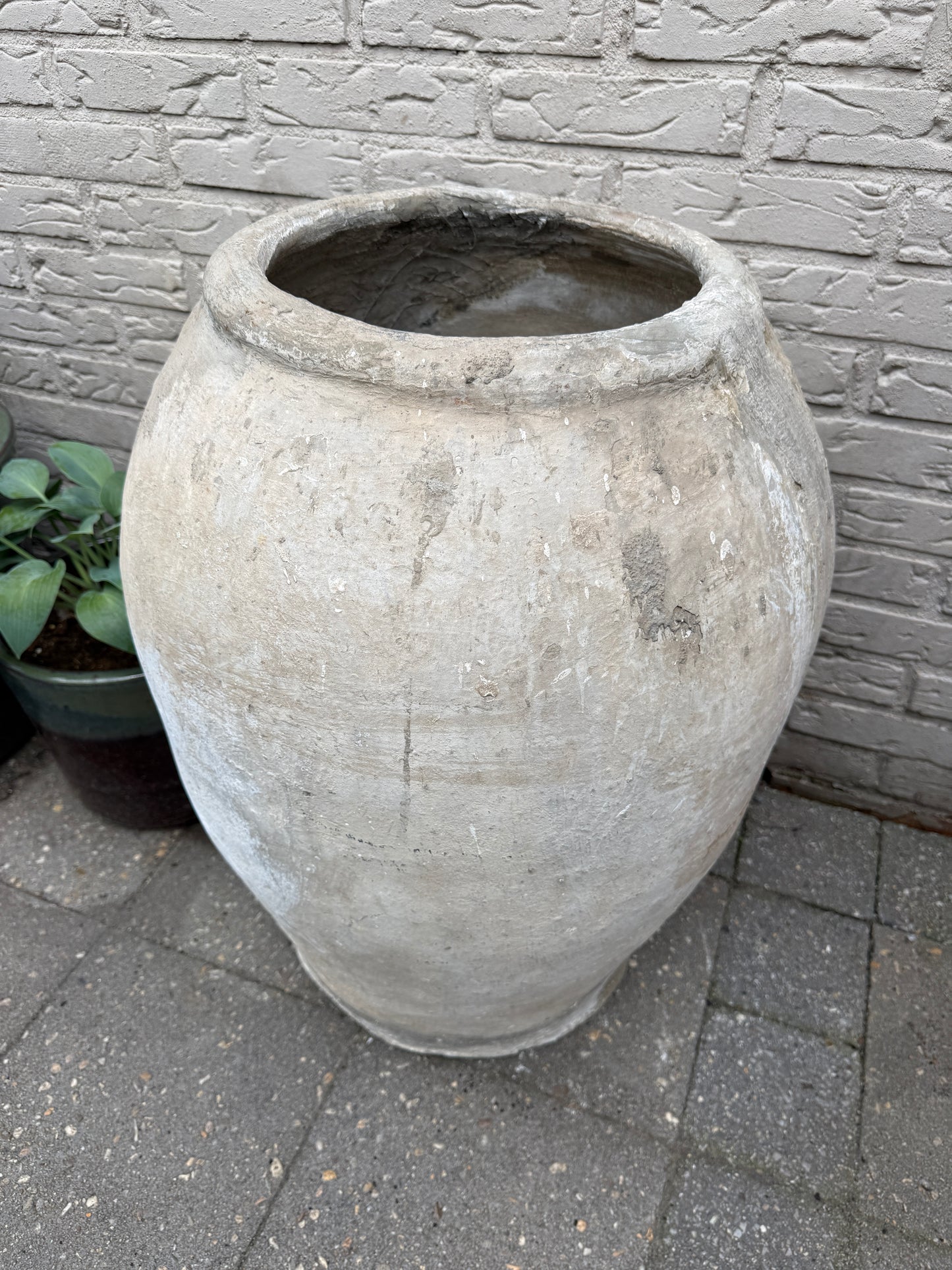 Oude Indiase stenen kruik 67 cm hoog en 52 cm breed