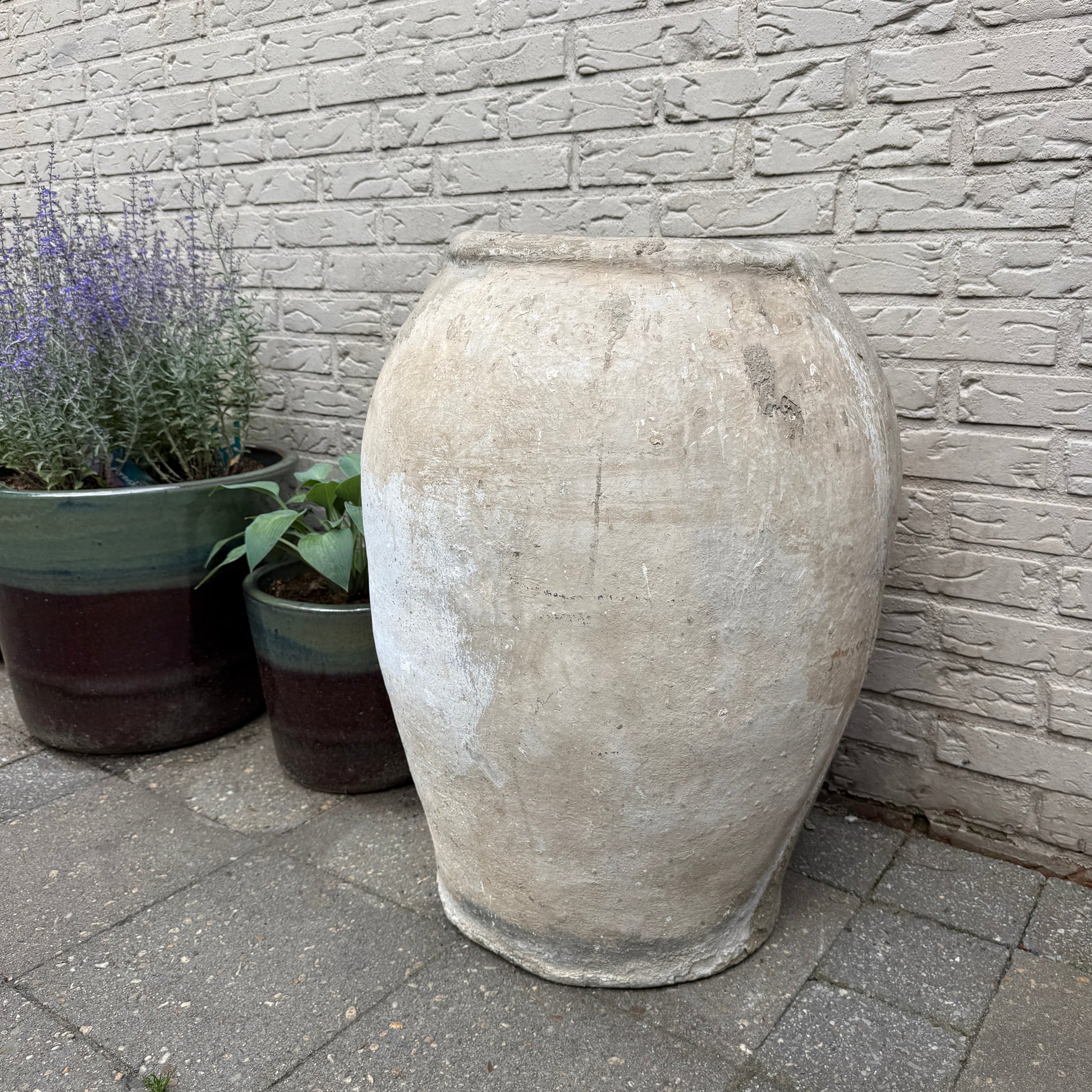 Oude Indiase stenen kruik 67 cm hoog en 52 cm breed