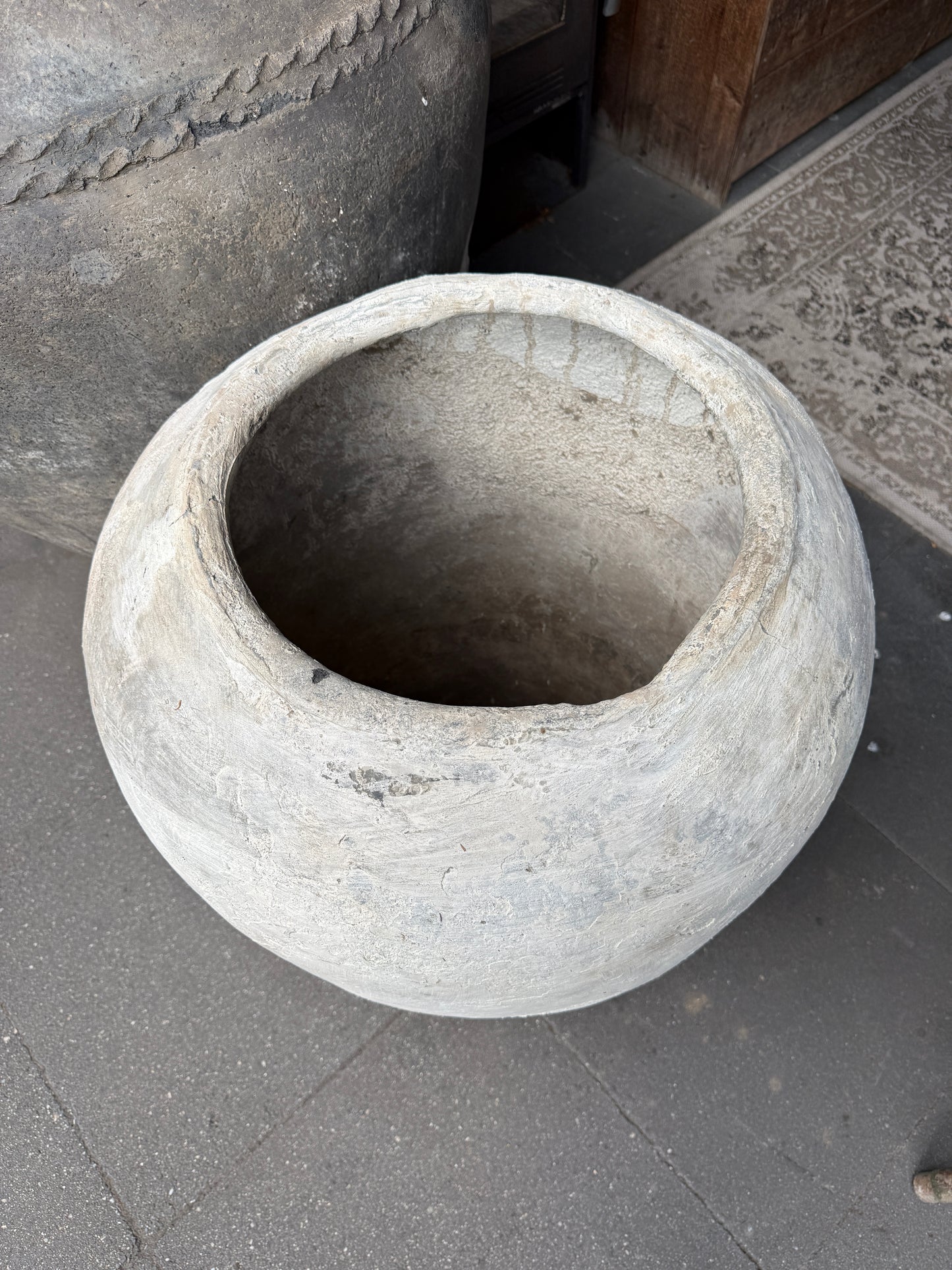 Oude Indiase stenen kruik 67 cm hoog en 52 cm breed