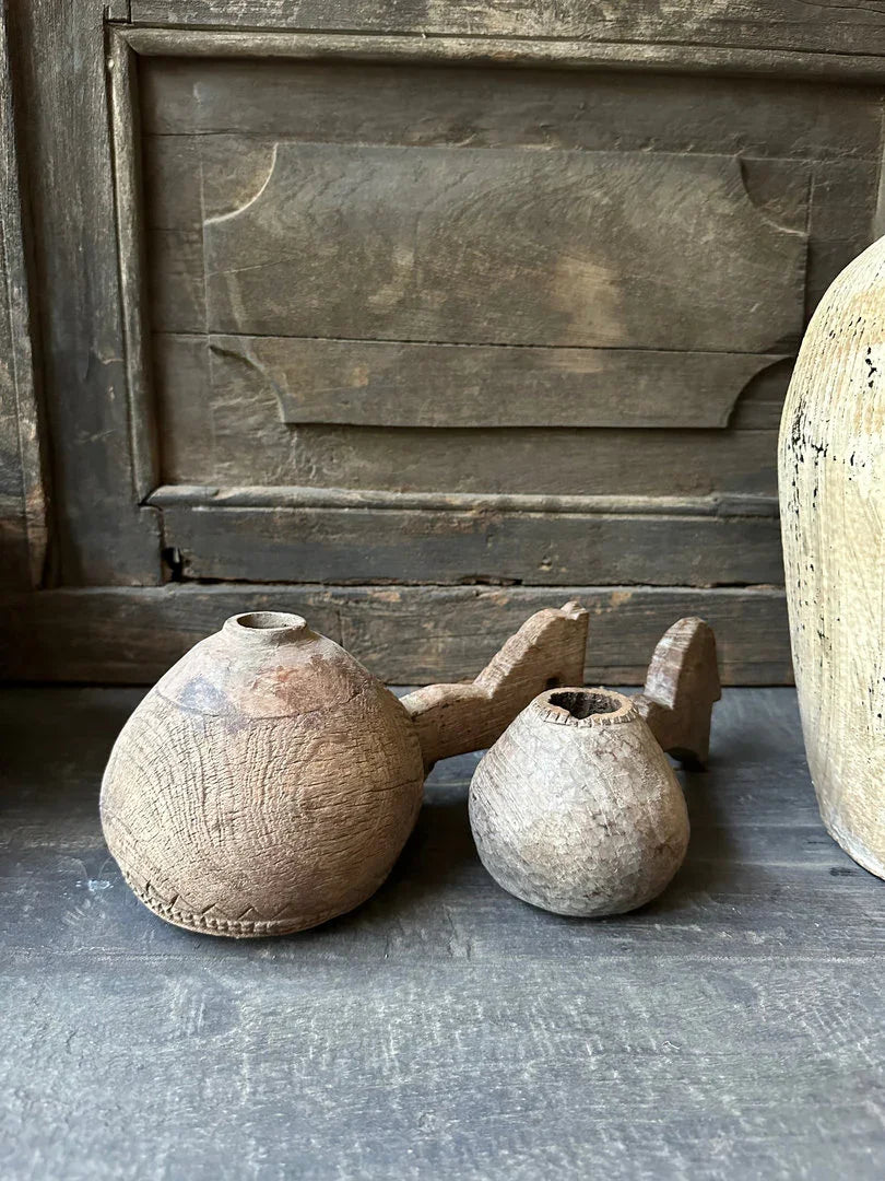 Handgemaakte houten kandelaars op een landelijke houten tafel, sober woonaccessoire My Sober Home