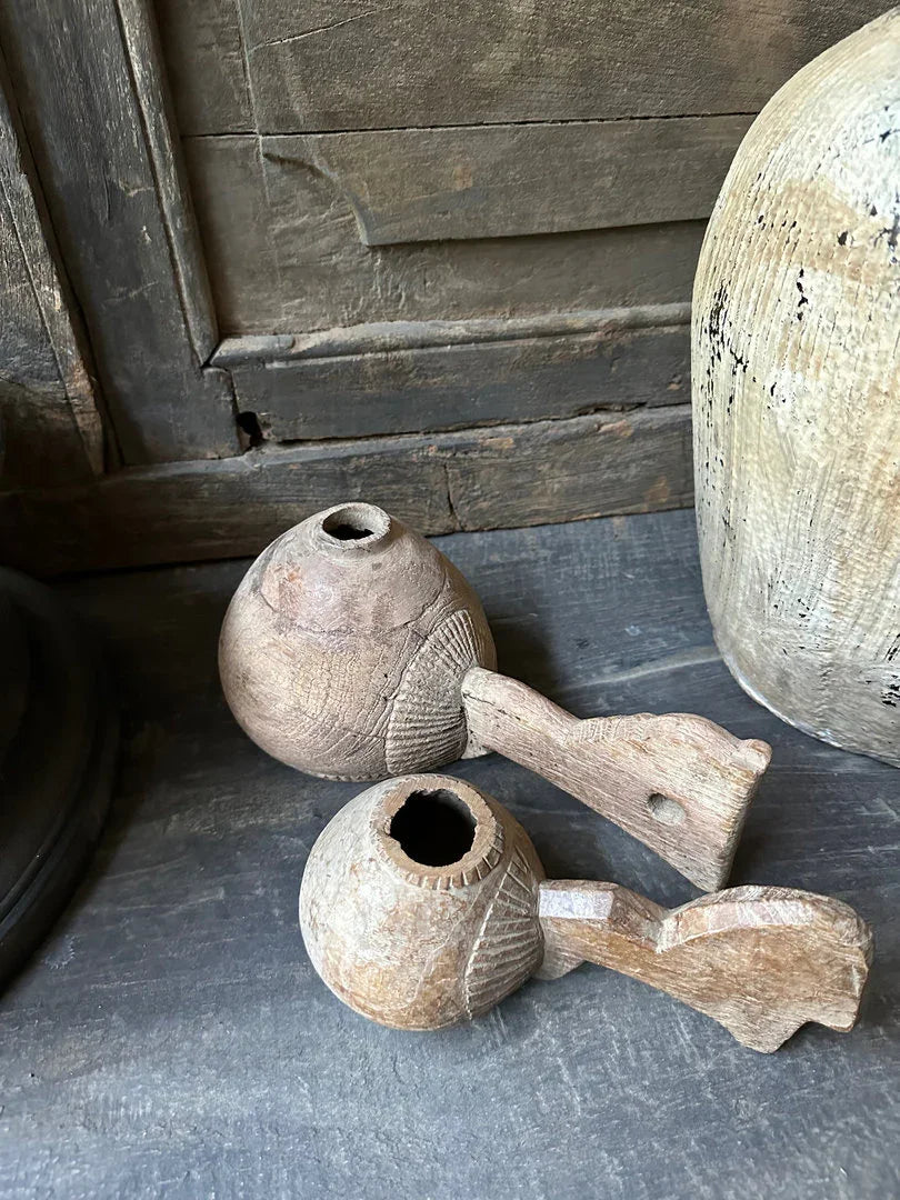 Twee handgemaakte houten accessoires voor een sober, landelijk interieur op tafel