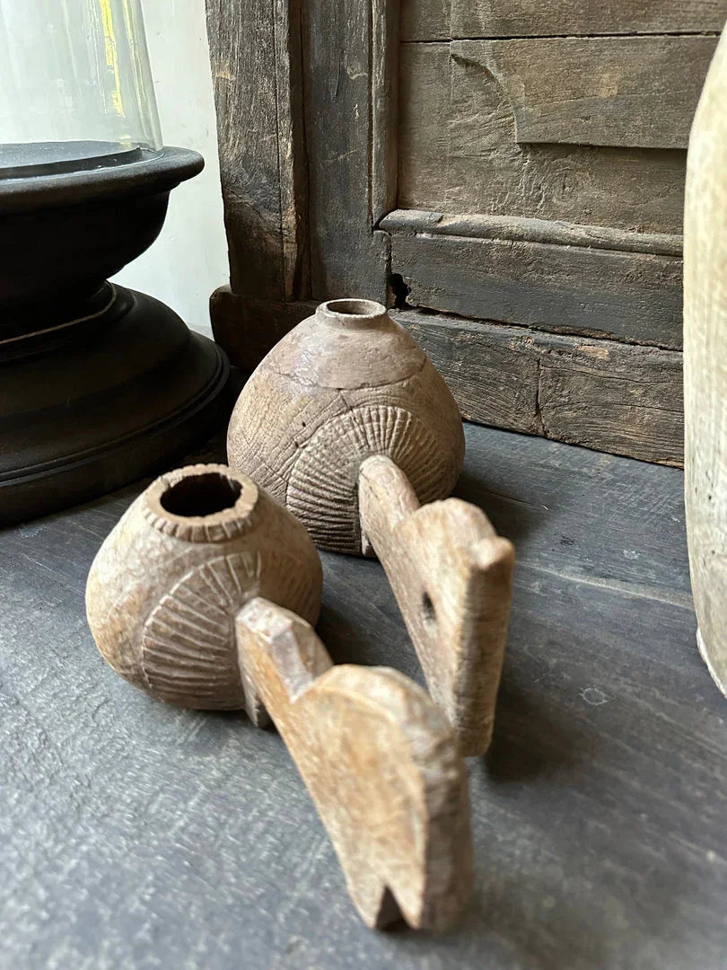 Handgemaakte houten kandelaars in landelijke, sobere stijl van My Sober Home, Indiaas design