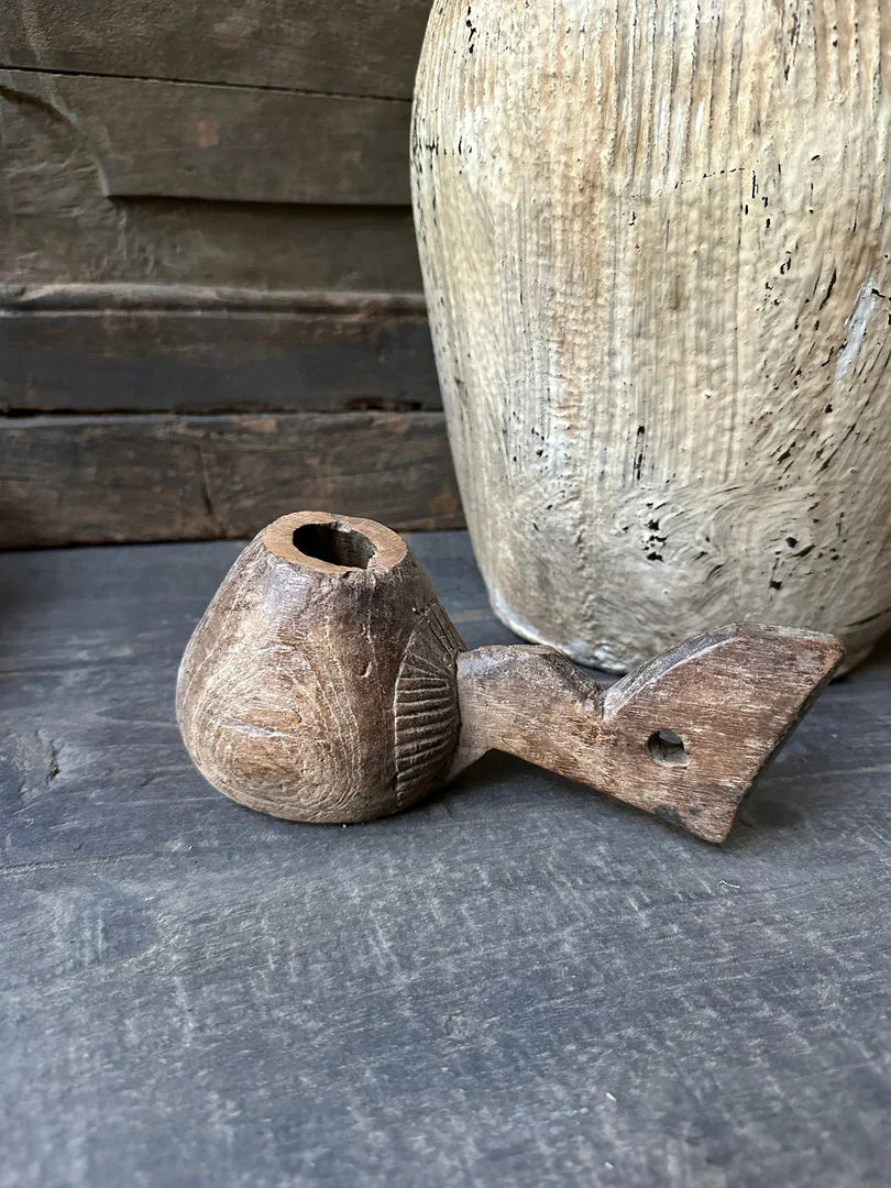 Handgemaakte houten vintage pijp met gravure, landelijke woonaccessoire op donkere ondergrond