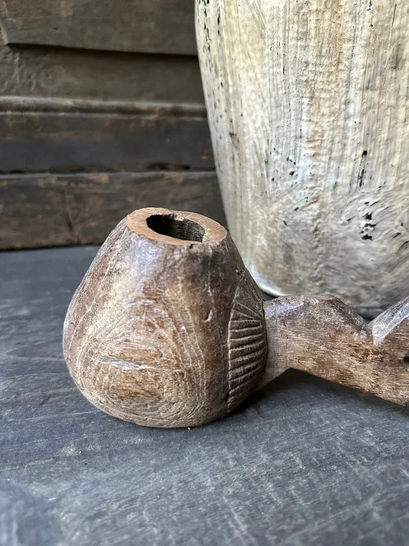 Handgemaakt houten woonaccessoire met uniek Indiaas design op grijze tafel, My Sober Home.