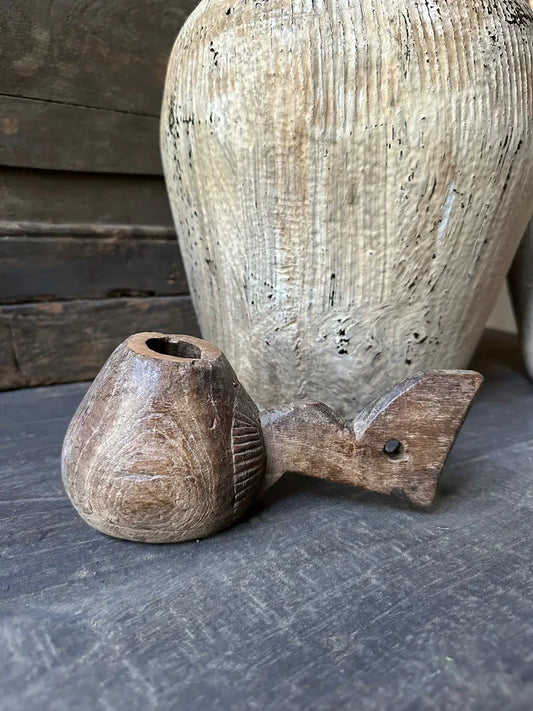 Oude houten kandelaar in visvorm, handgemaakt, landelijke stijl interieuraccessoire