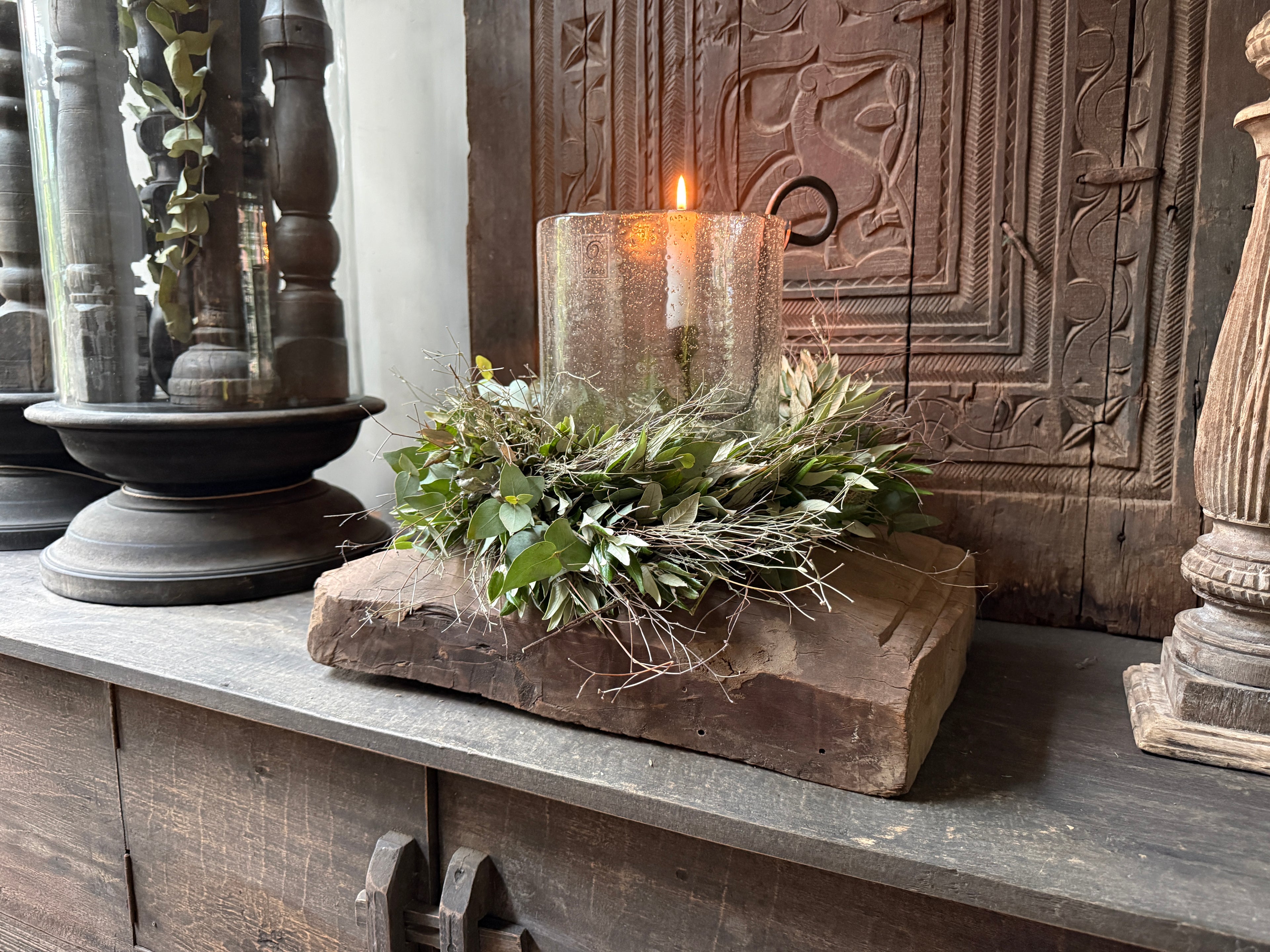 Interieur decoratieset met verweerde houten poer en windlicht
