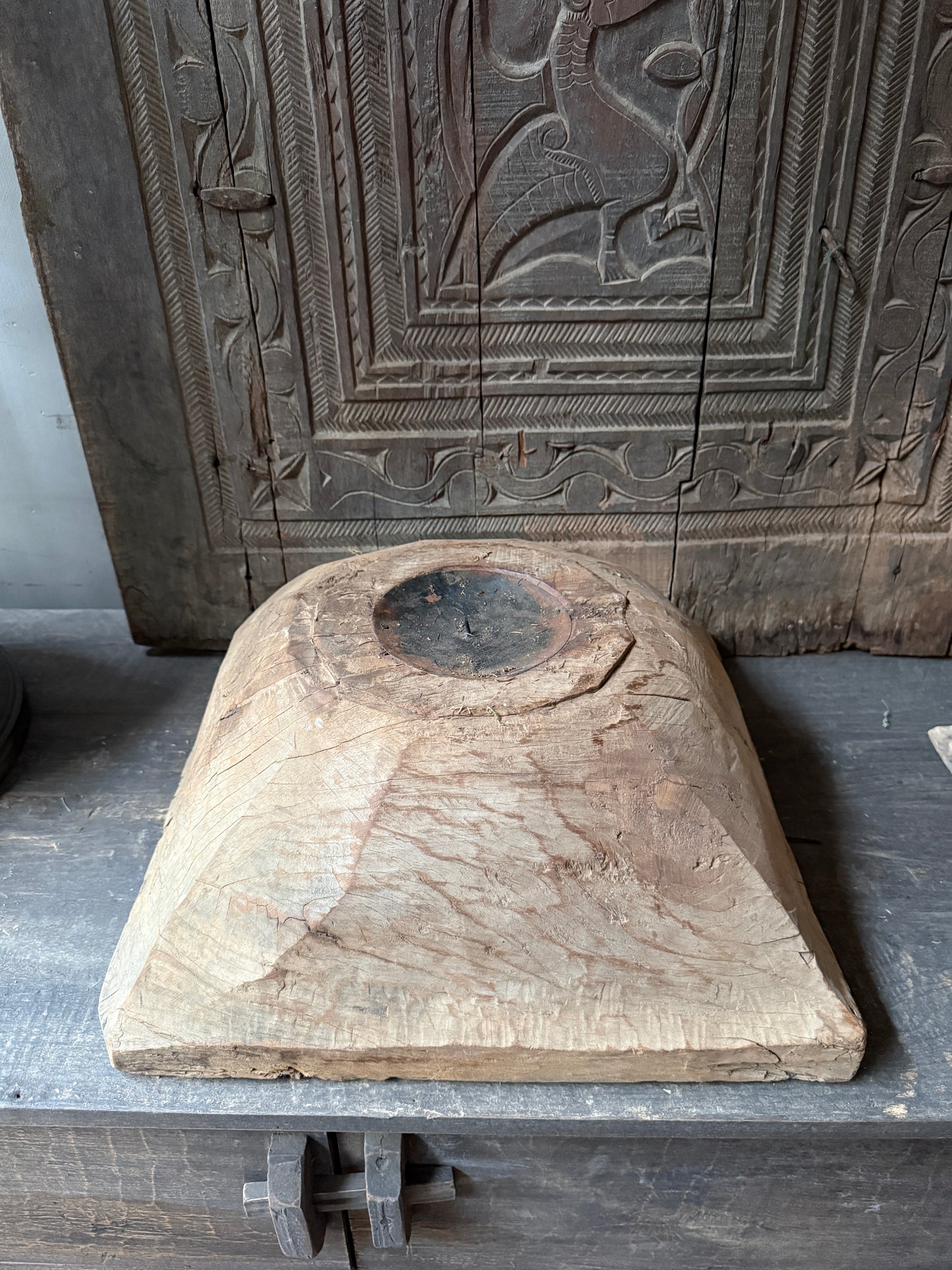 Oude houten ornament kandelaar met verweerd karakter