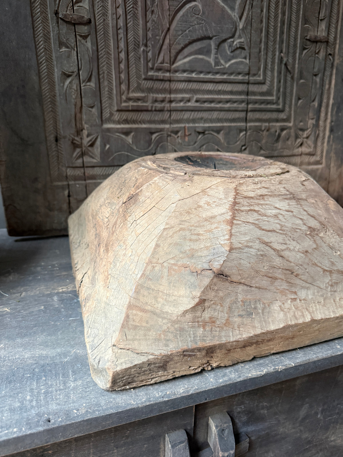 Decoratieve poer kandelaar van massief oud hout
