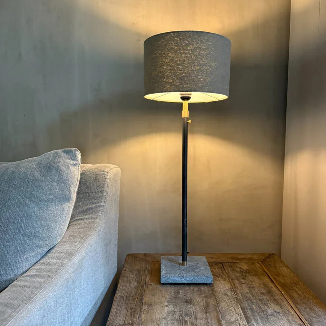 Tischleuchte mit Steinsockel