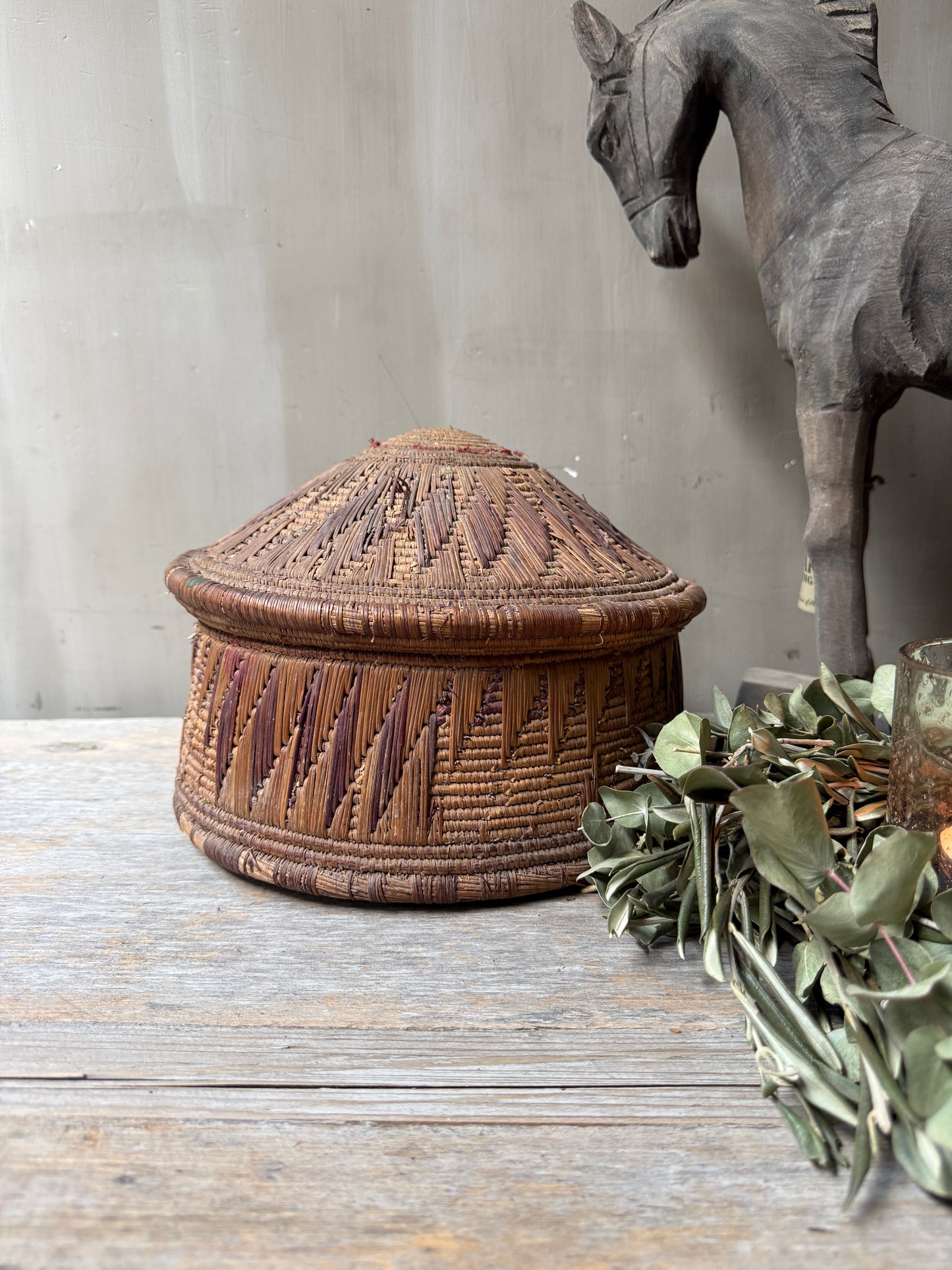 Old original basket / dessert basket