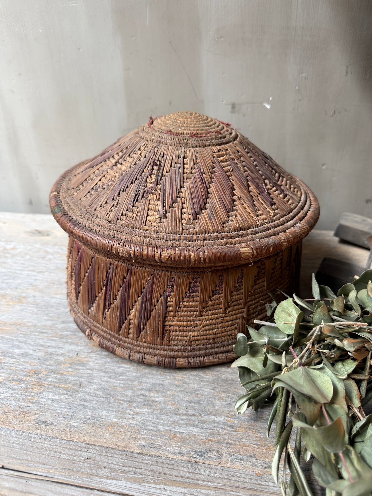 Old original basket / dessert basket