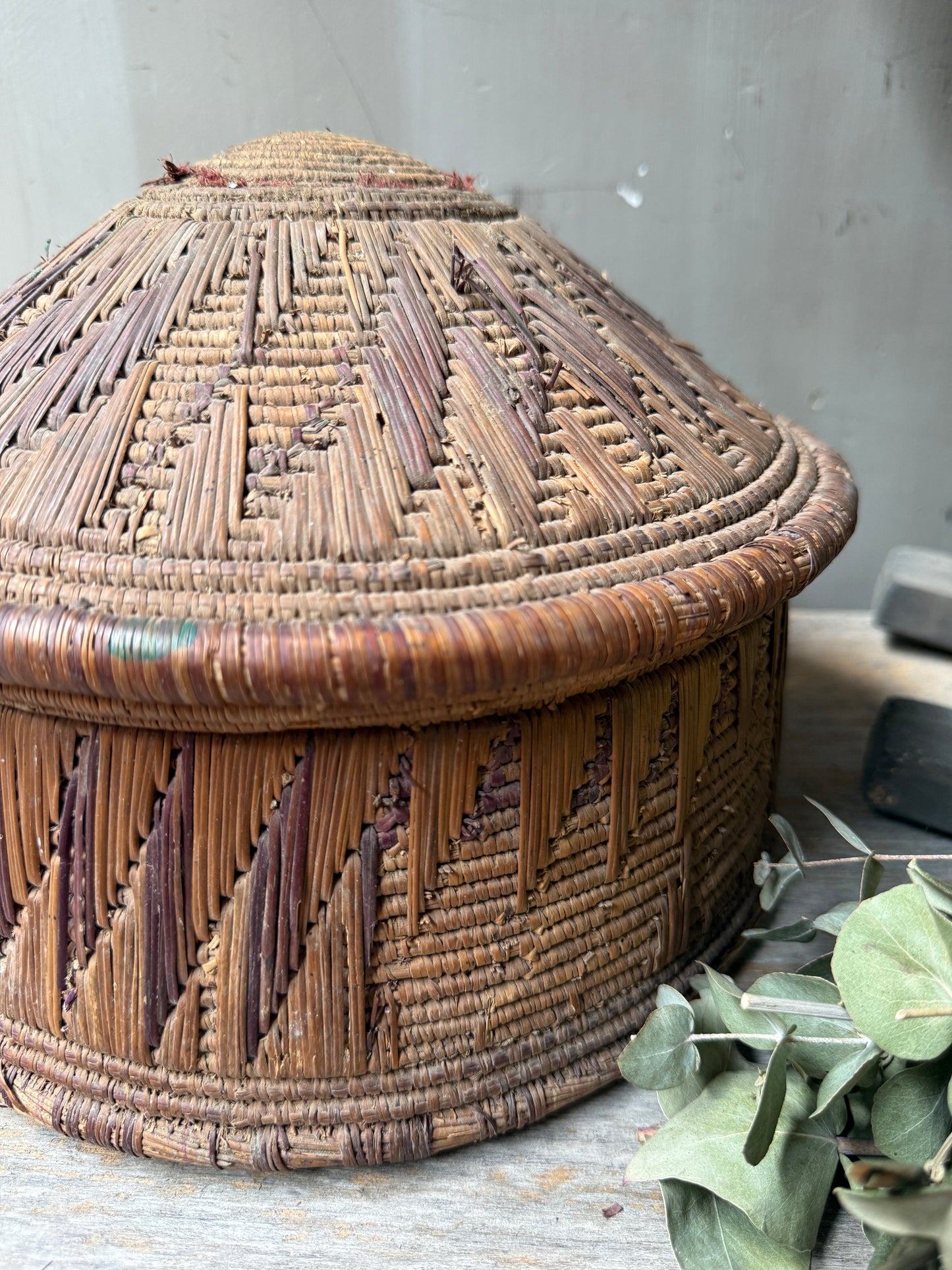 Old original basket / dessert basket