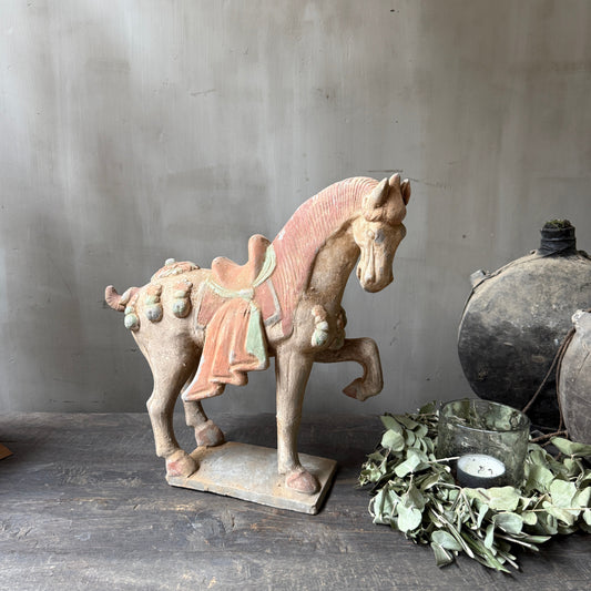 Terracotta paard naar rechts kijkend