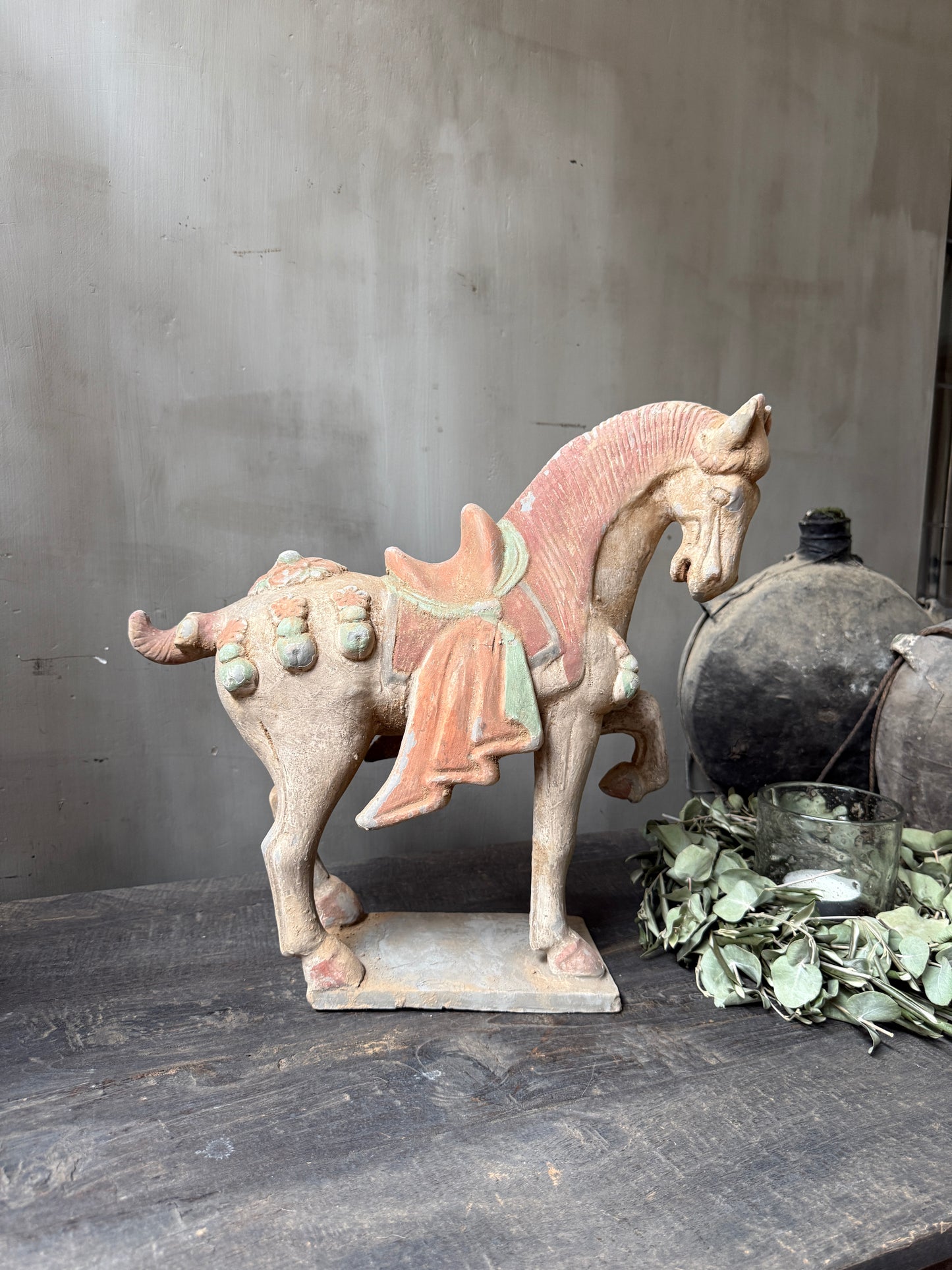 Terracotta paard naar rechts kijkend