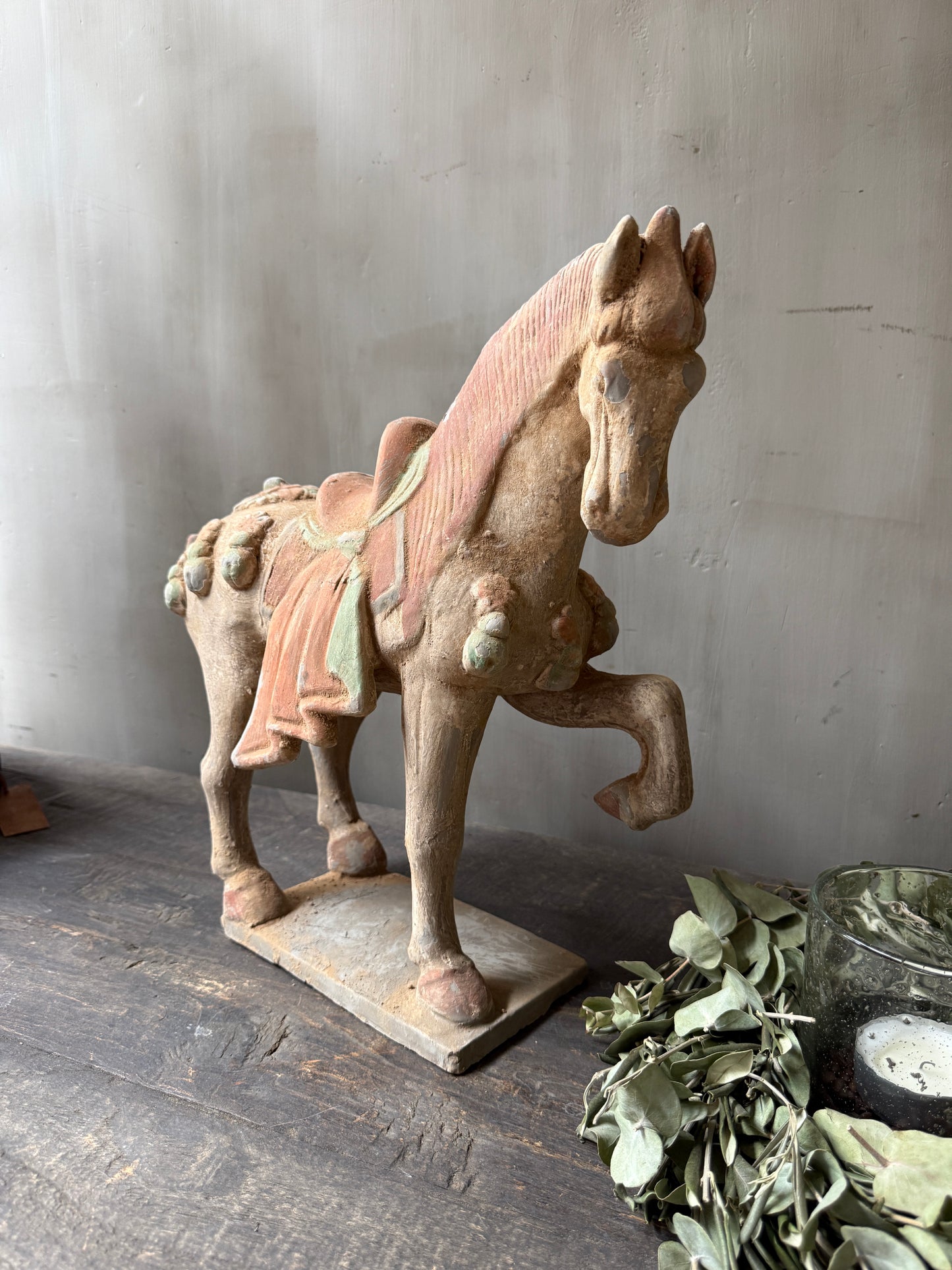 Terracotta paard naar rechts kijkend
