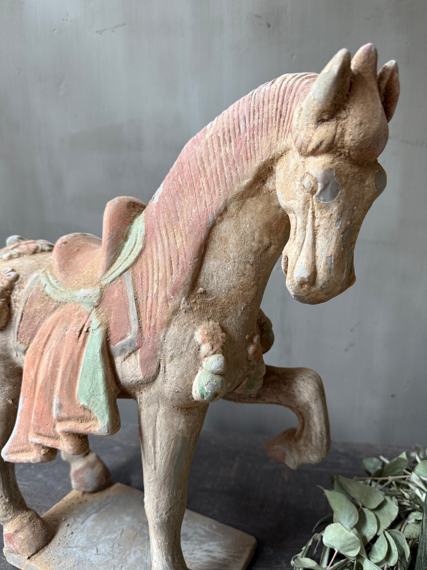 Terracotta paard naar rechts kijkend