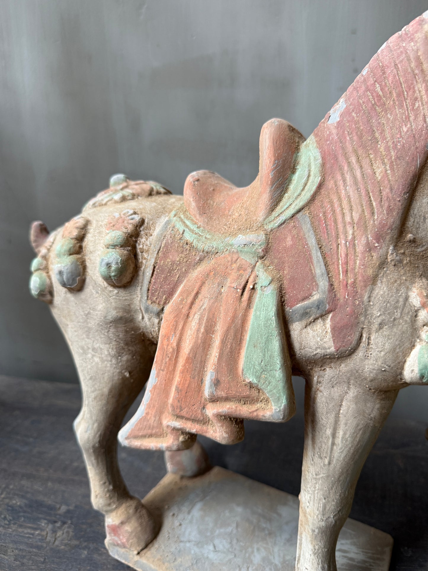 Terracotta paard naar rechts kijkend