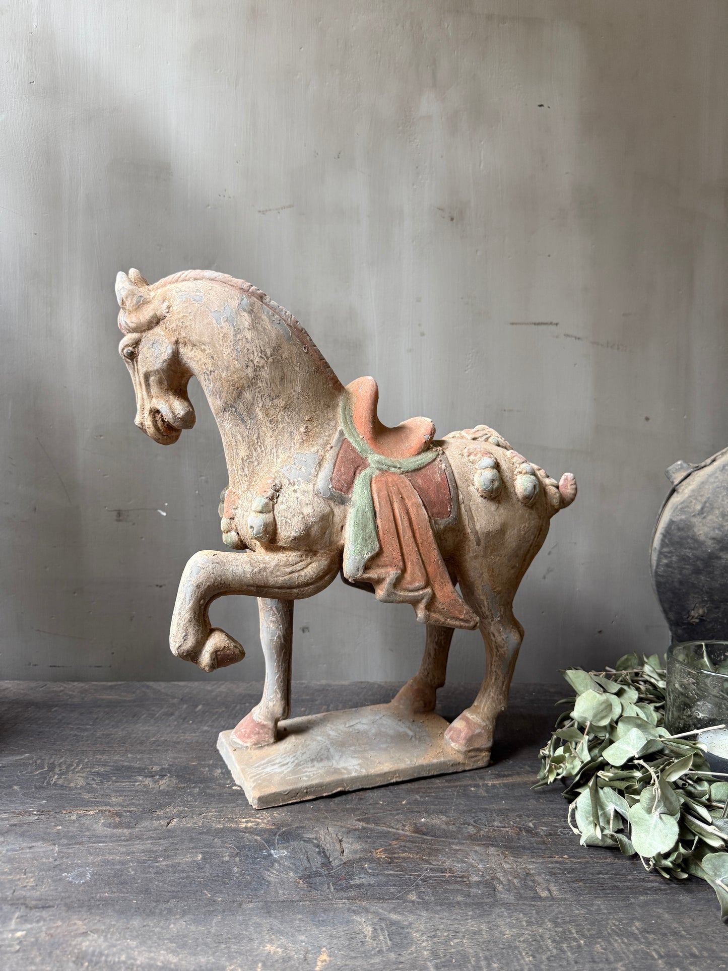 Terracotta paard naar rechts kijkend