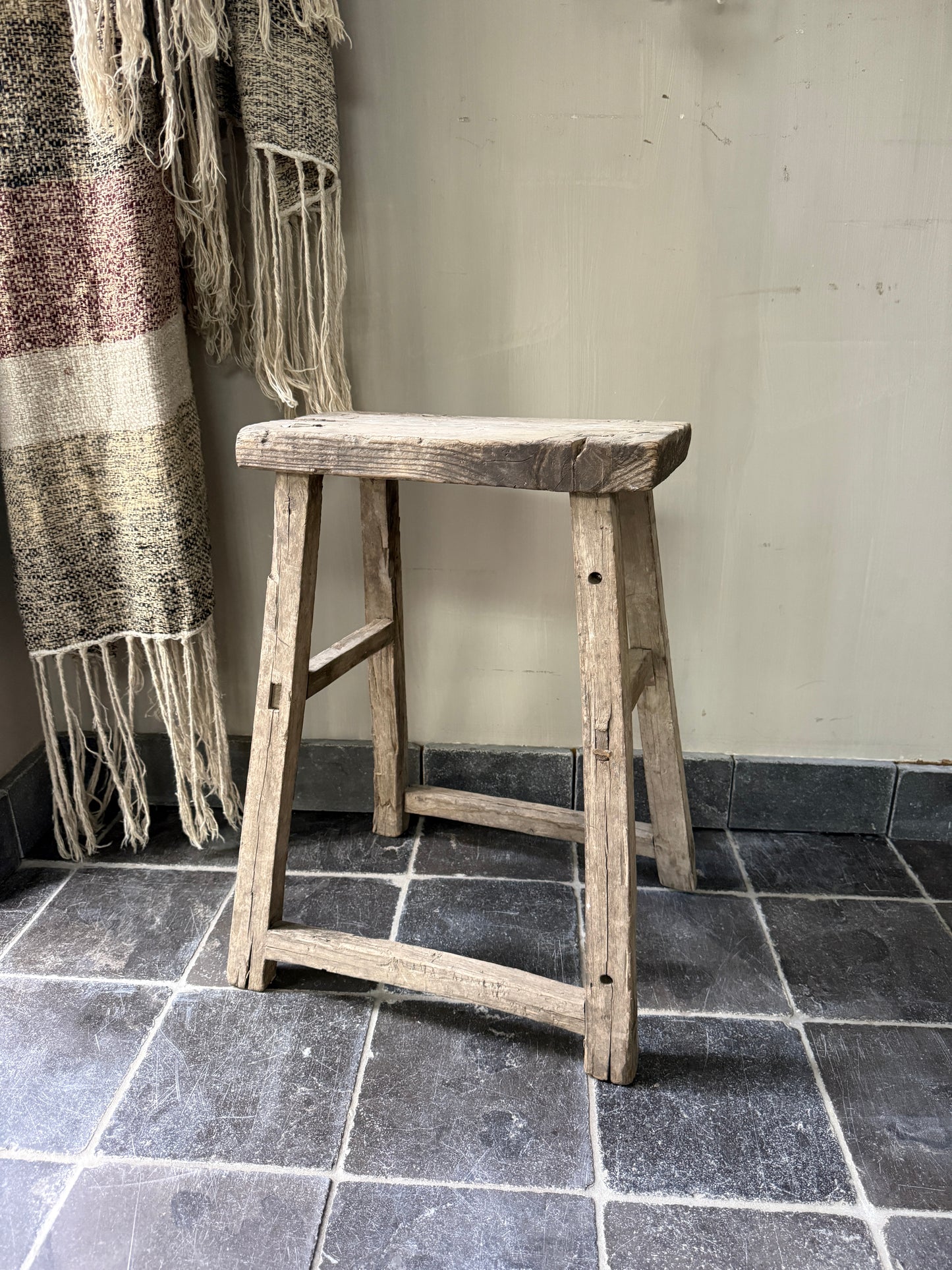 Oude houten krukje elmwood, chinese stoel