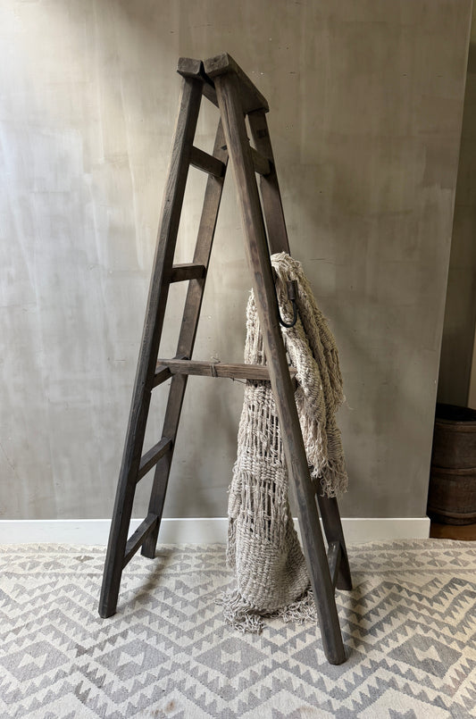 Oude houten schilders ladder / trap