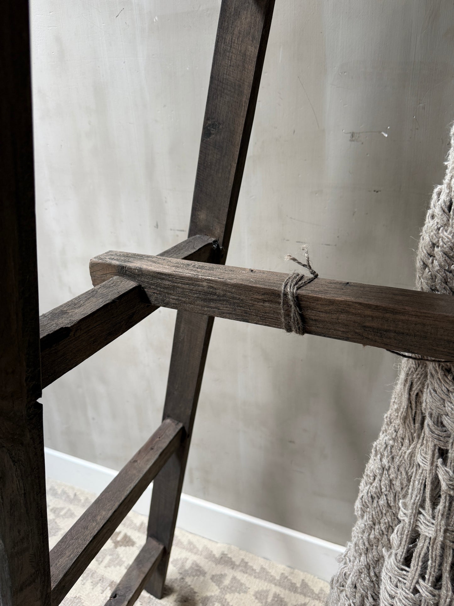 Oude houten schilders ladder / trap