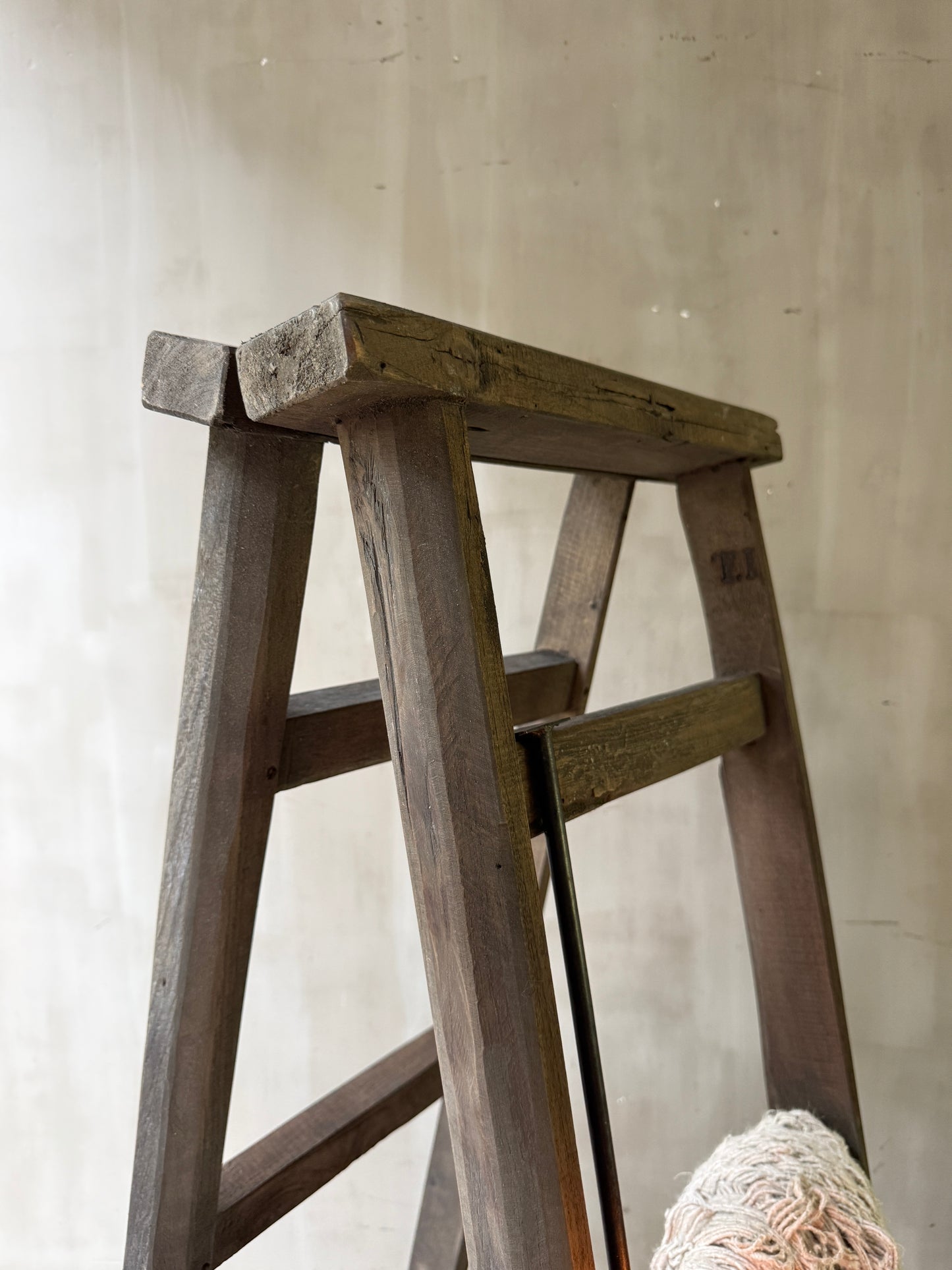 Oude houten schilders ladder / trap