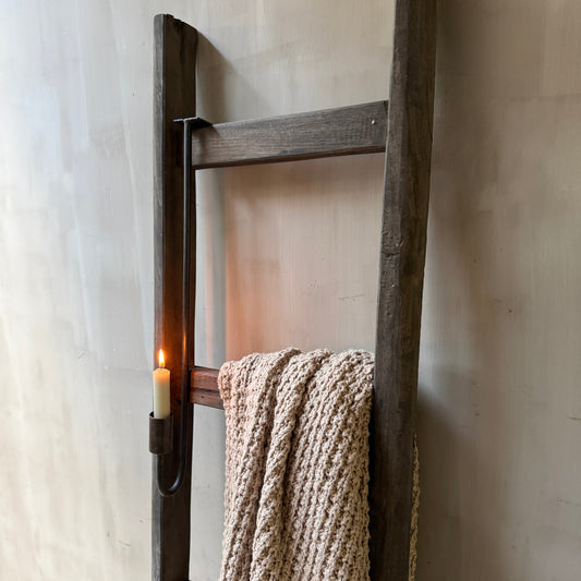 Interieur decoratieset met oude houten ladder, Silt woondeken en luikkandelaar