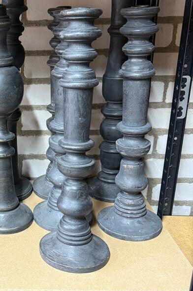 Handgemaakte sober landelijke houten kandelaren in grijston bij My Sober Home