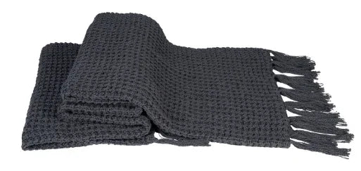 Donkergrijze handgemaakte woonplaid met grof geweven structuur en franjes, My Sober Home