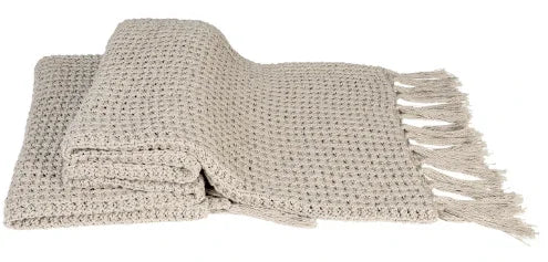 Beige linnen plaid met grof geweven structuur en franjes, landelijk woonaccessoire My Sober Home