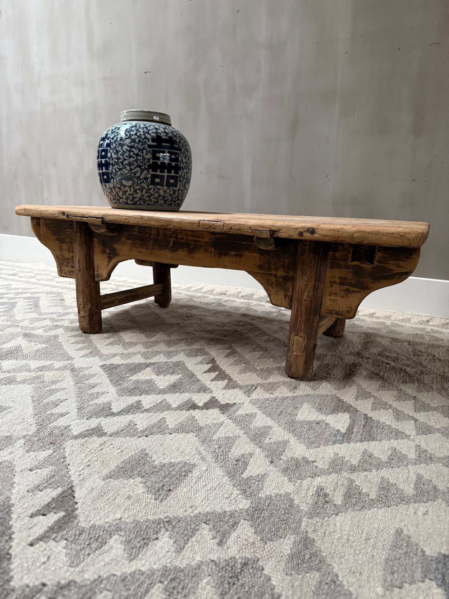 Authentieke houten salontafel met blauwe Chinese vaas, landelijk sober interieur My Sober Home