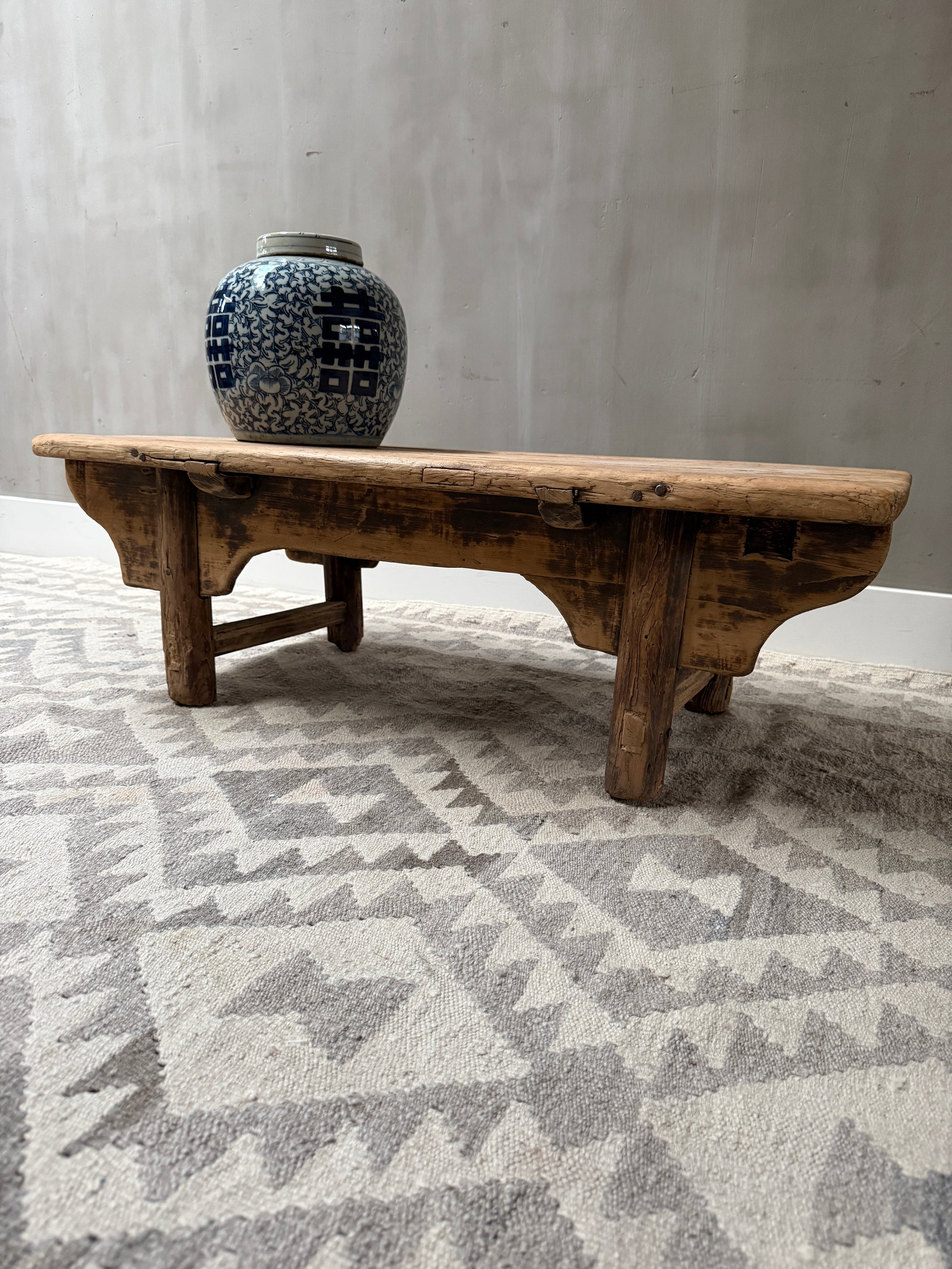 Authentieke houten salontafel met blauwe Chinese vaas, landelijk sober interieur My Sober Home