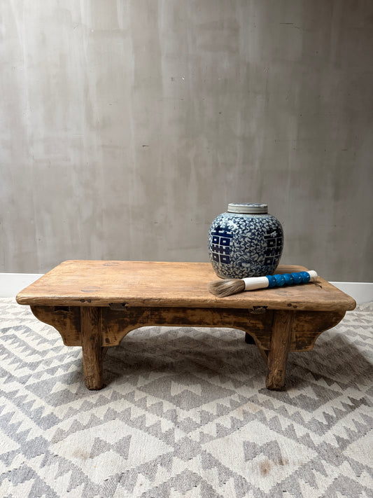 Authentieke lage houten tafel met blauw-witte pot en borstel, landelijk interieurdecor My Sober Home