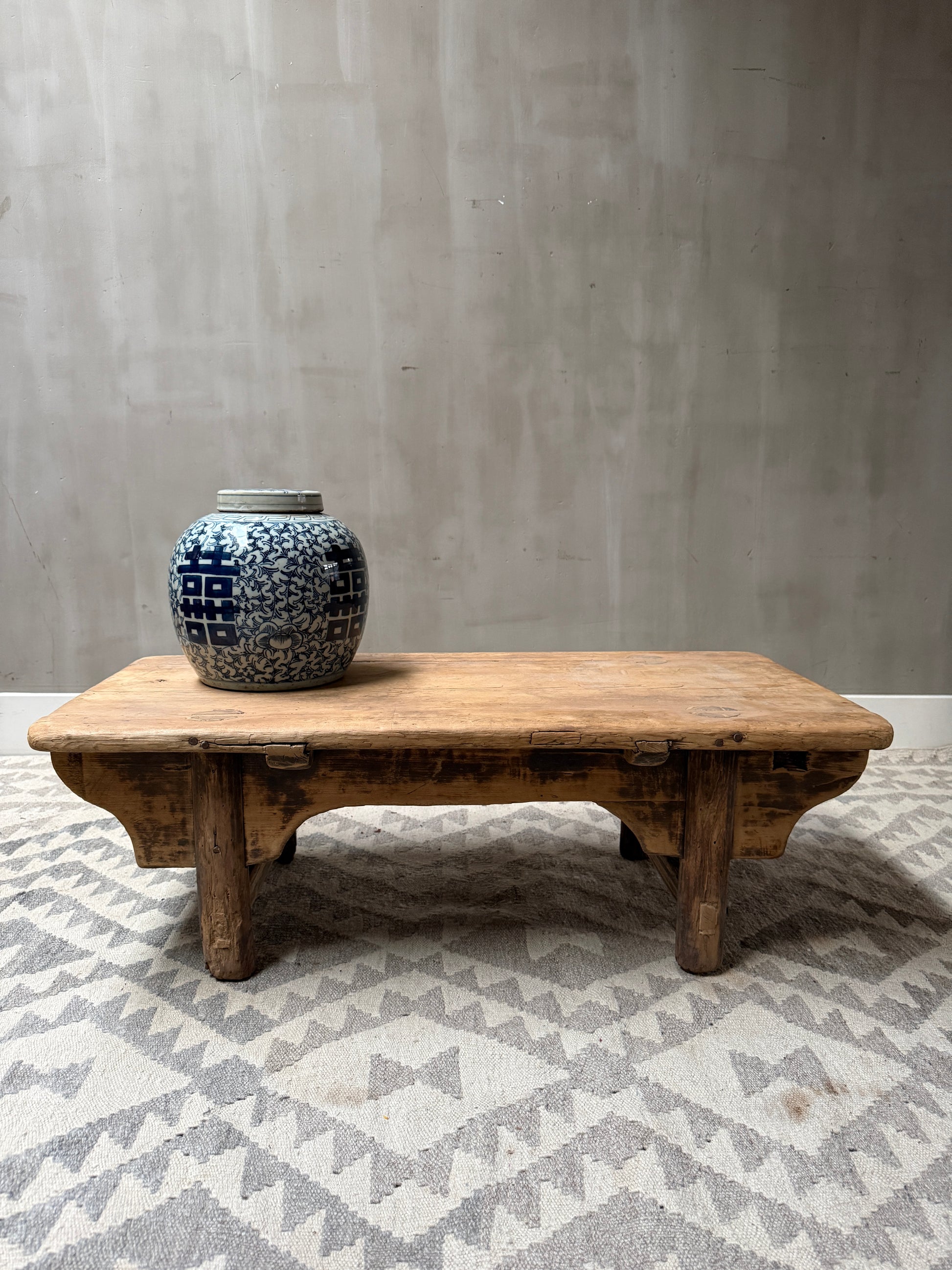 Authentieke houten salontafel met blauwe vaas, landelijk sober interieur, My Sober Home