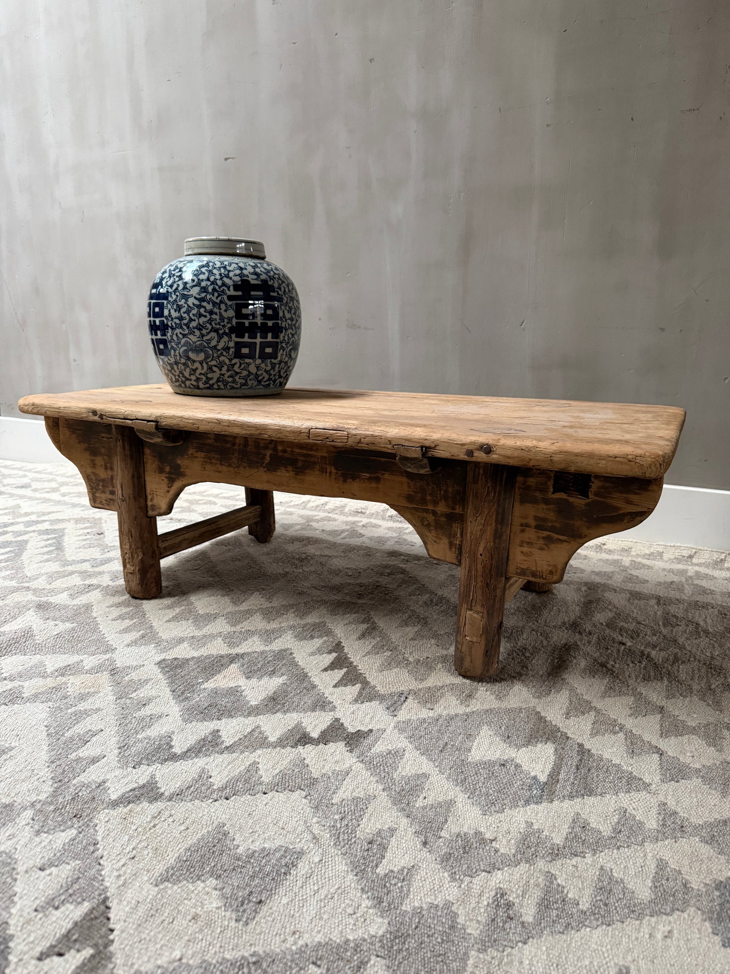 Authentieke houten salontafel met blauw-witte vaas, sober landelijk interieur My Sober Home