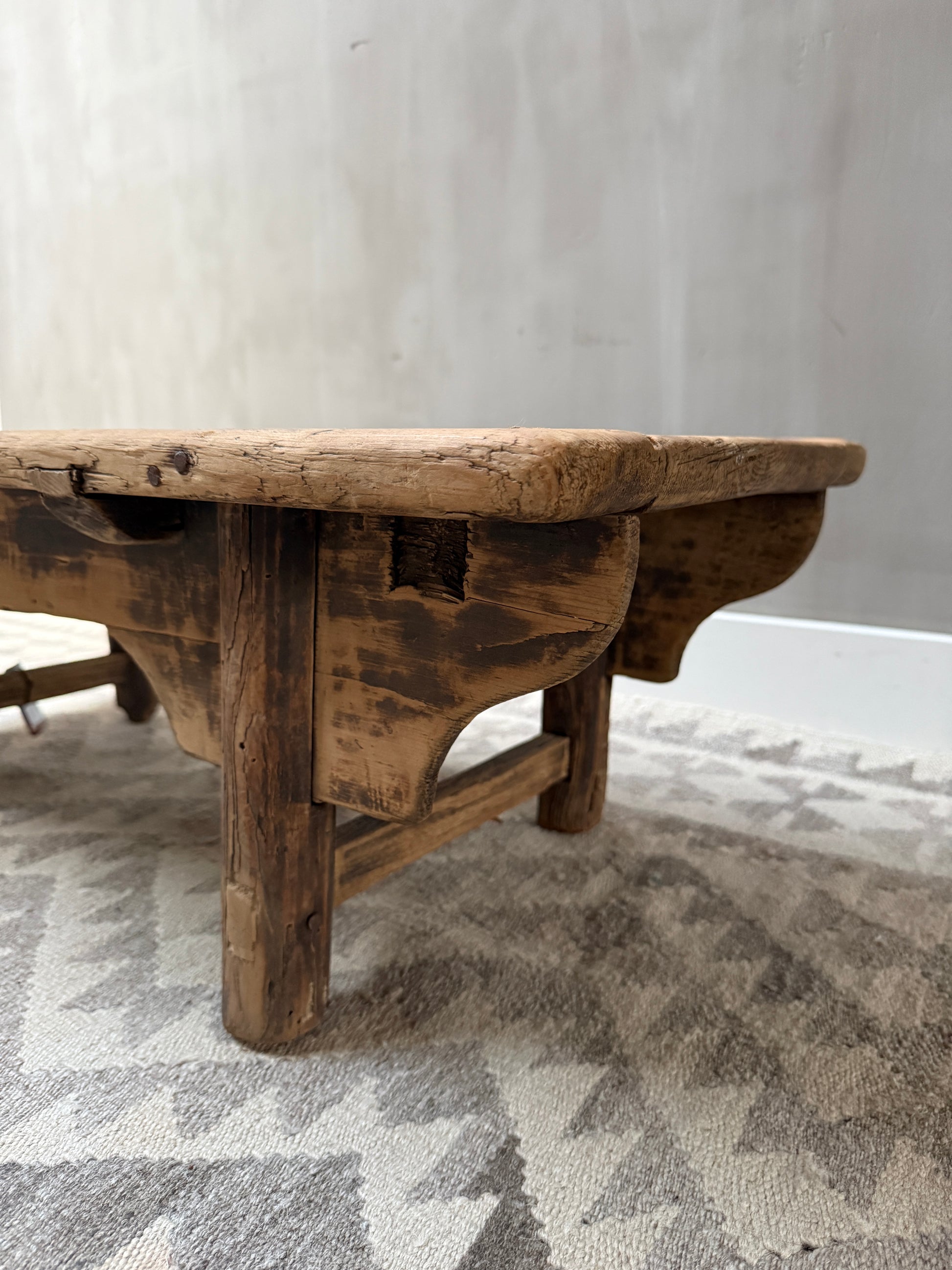 Authentieke, handgemaakte houten kangtafel op landelijk vloerkleed, My Sober Home