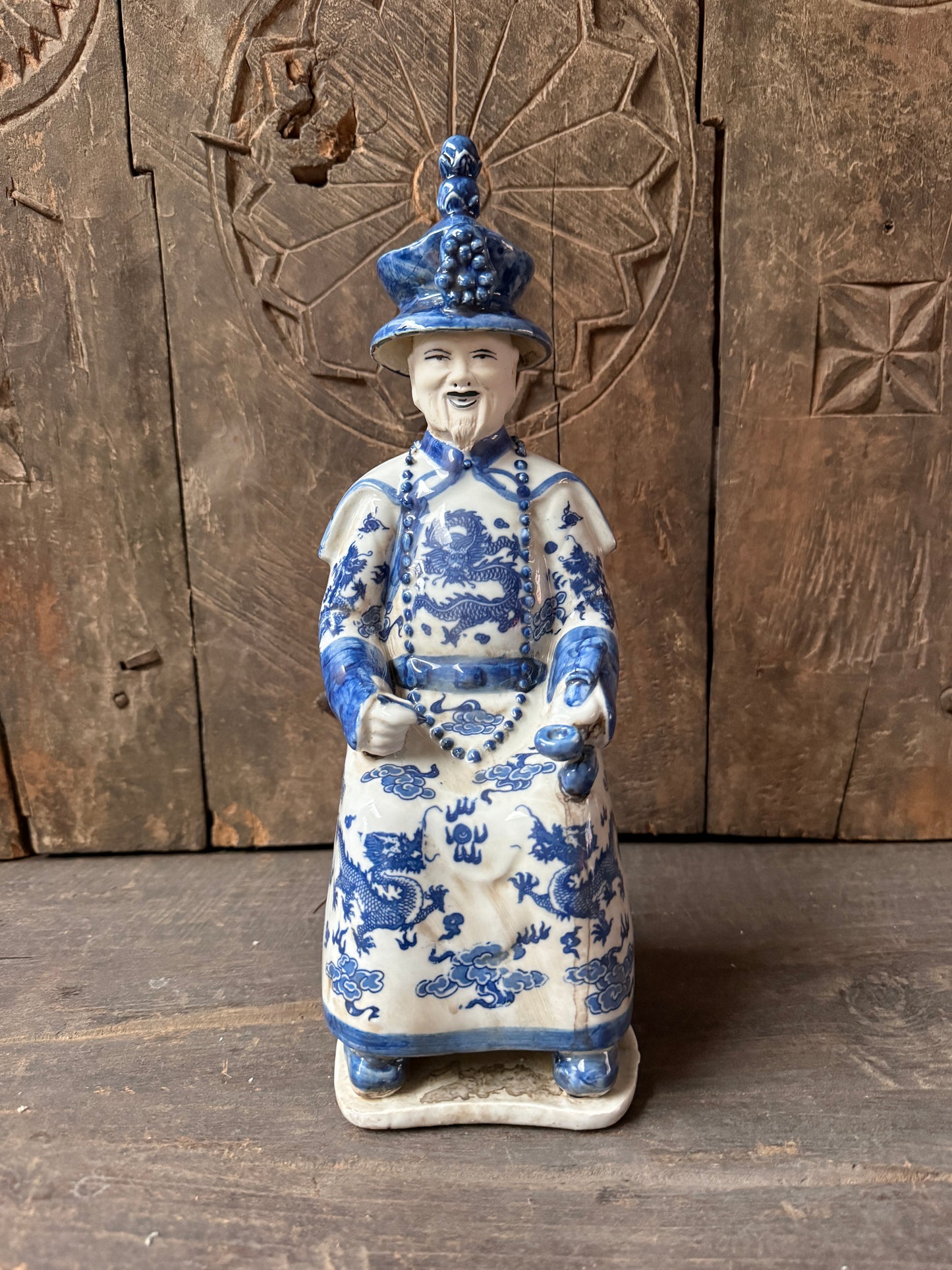 Handgemaakt blauw-wit keizer beeldje, uniek Aziatisch woonaccessoire, My Sober Home