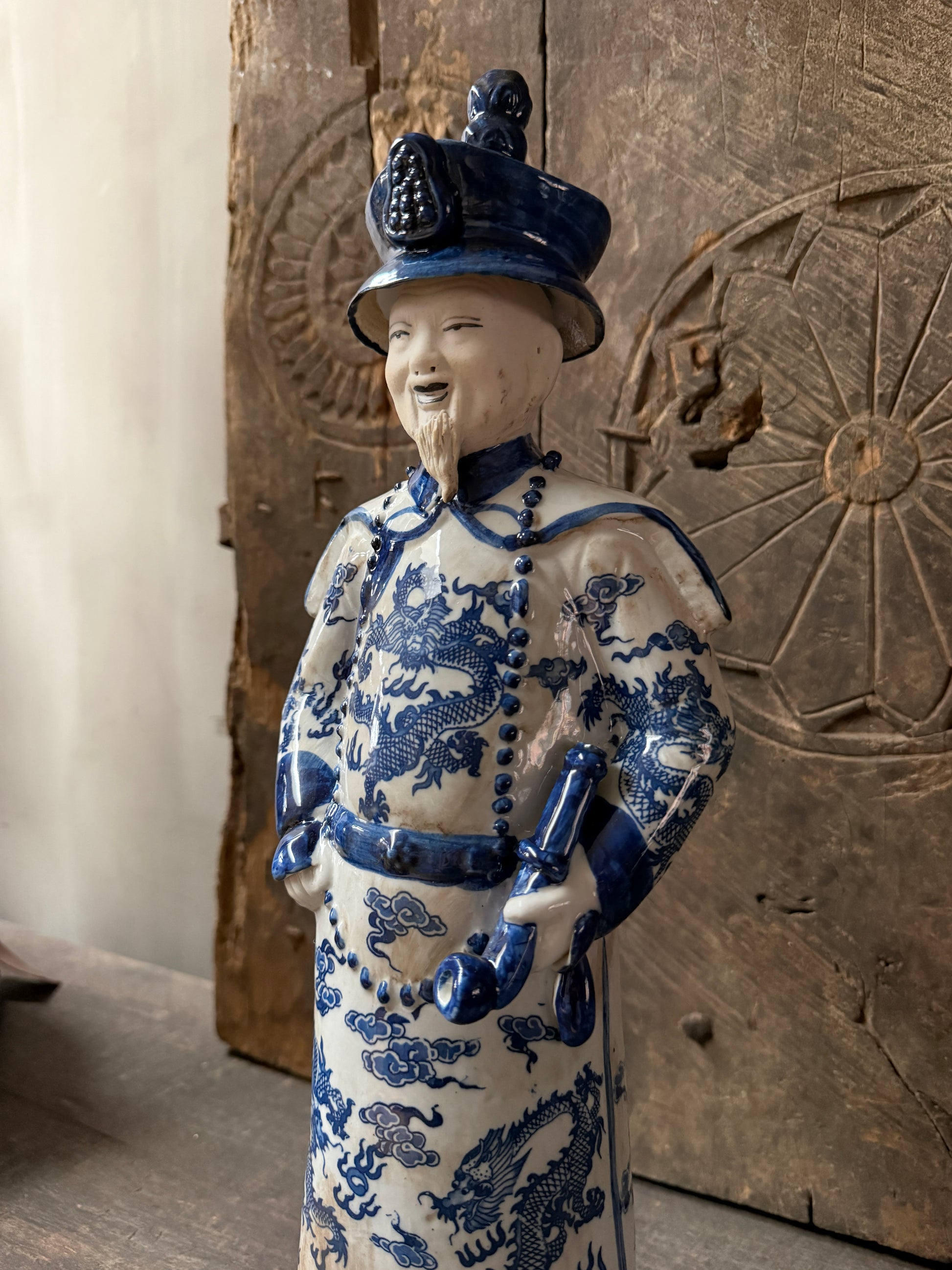 Handgemaakt blauw-wit porseleinen Oosterse beeld, landelijk woonaccessoire bij My Sober Home