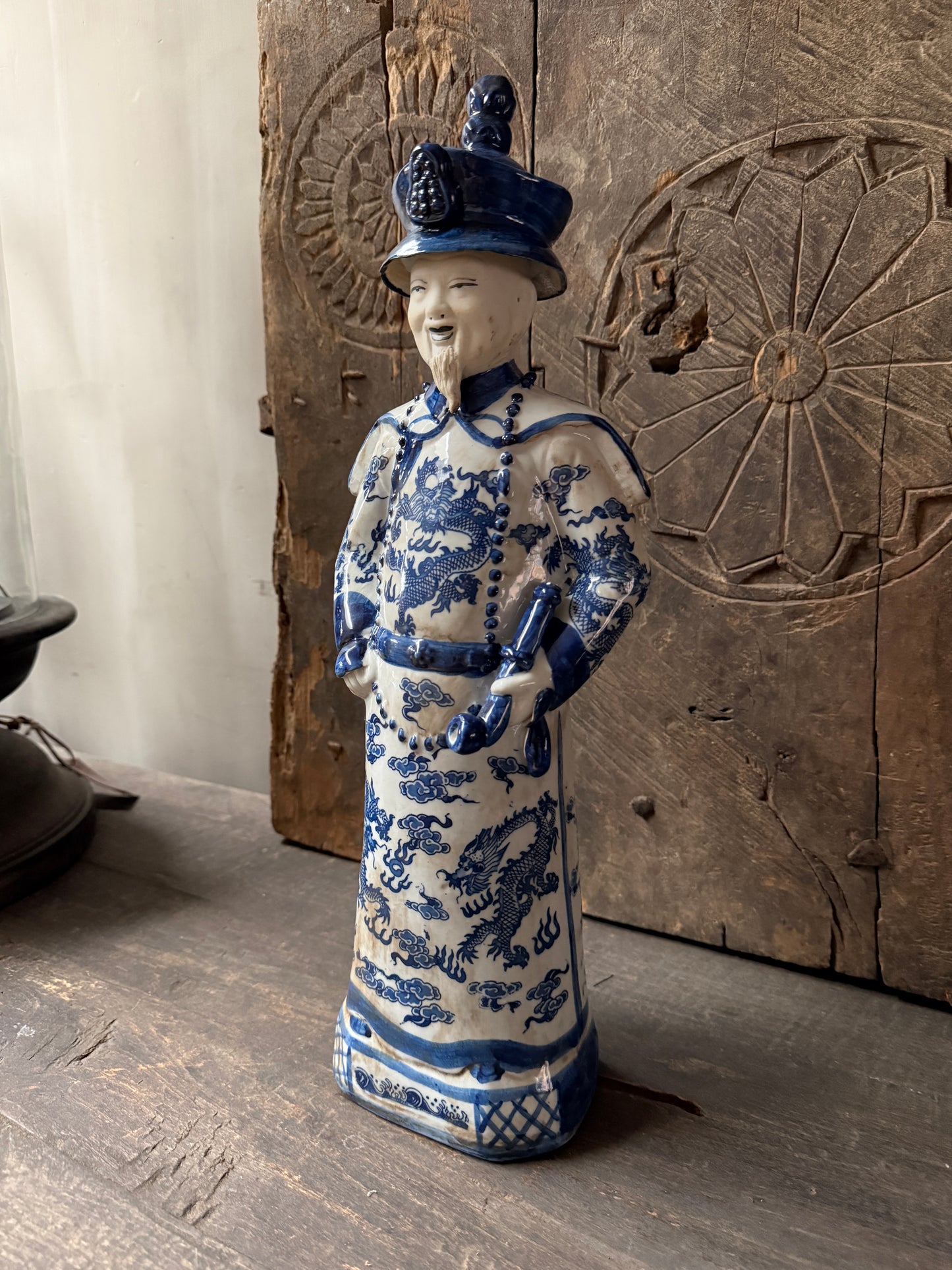 Blauw-wit porseleinen keizer beeld, handgemaakt, decoratief sober interieur, My Sober Home