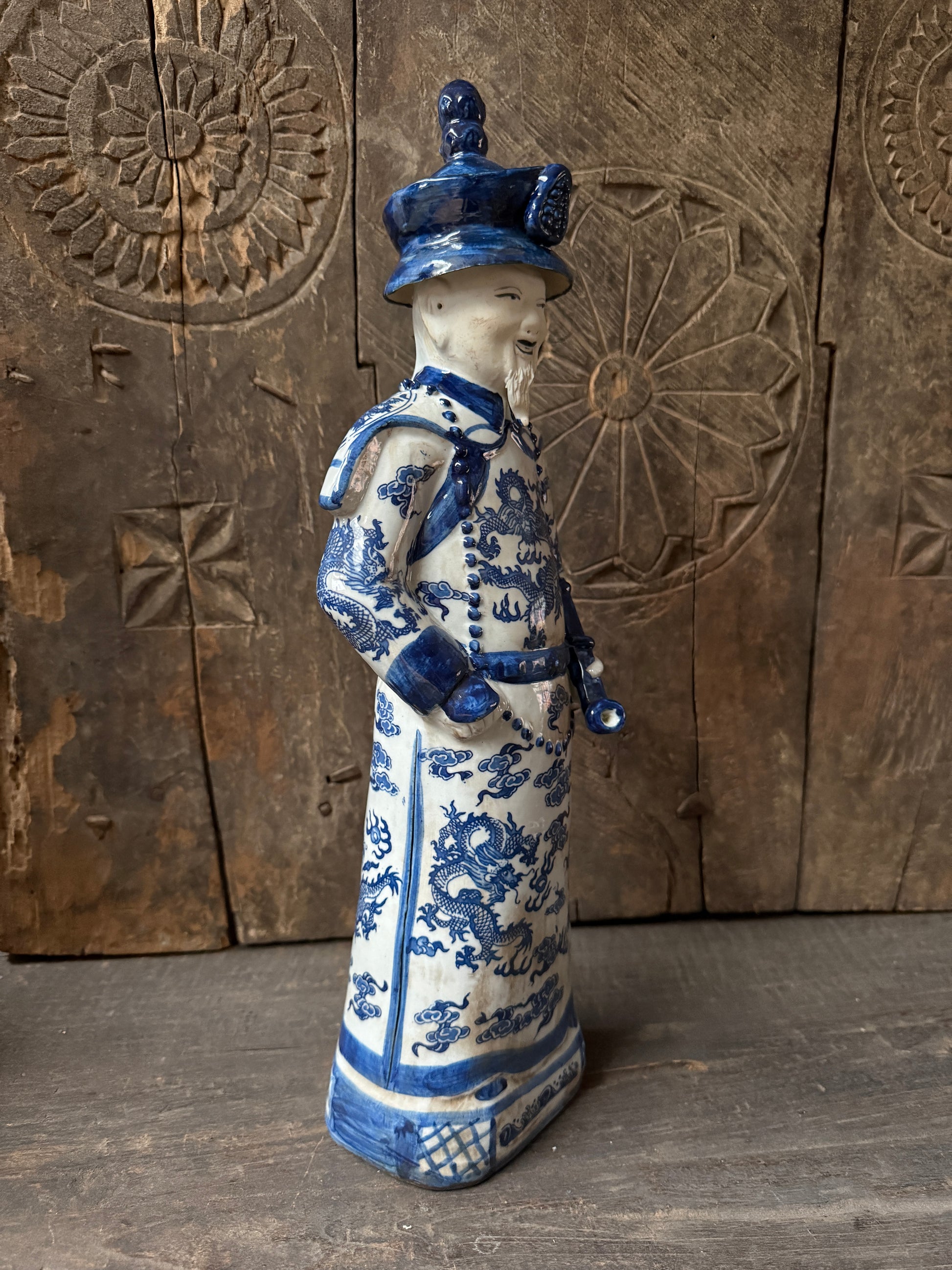 Handgemaakte blauw-witte keramieken keizer figuur, woonaccessoire My Sober Home