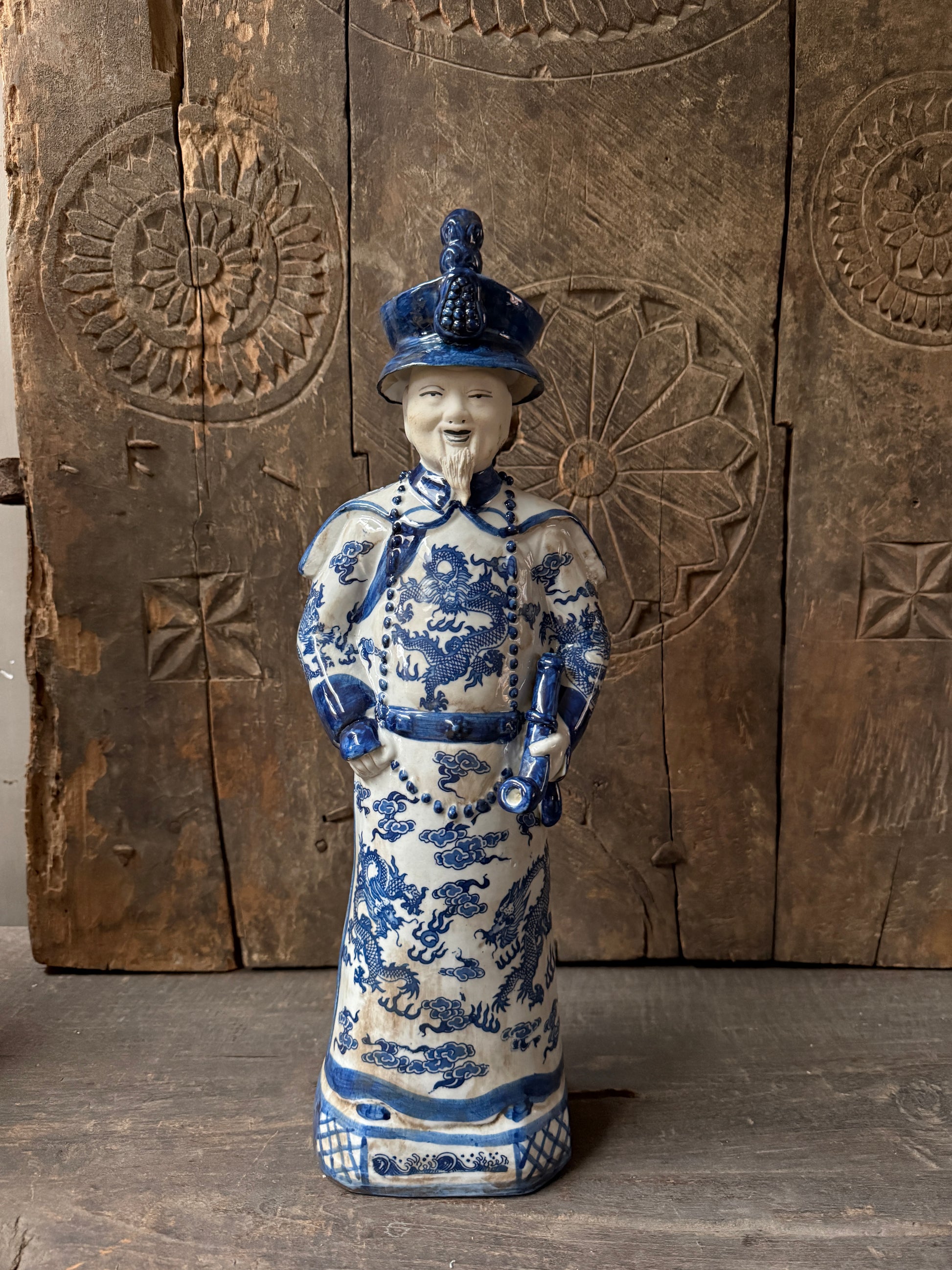Blauw-wit porseleinen keizer beeld, handgemaakt, uniek woonaccessoire bij My Sober Home