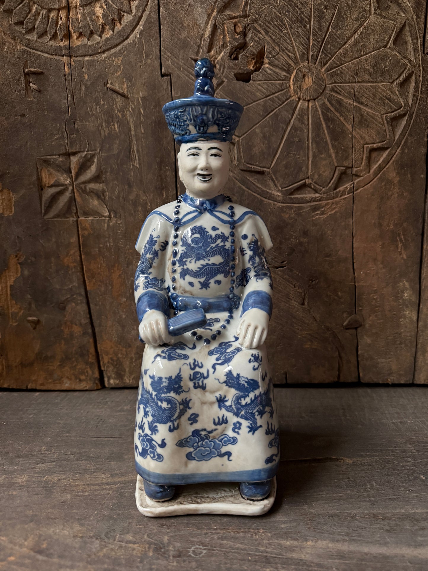 Handgemaakt blauw-wit keizerbeeldje van porselein, landelijk sober woonaccessoire uit India